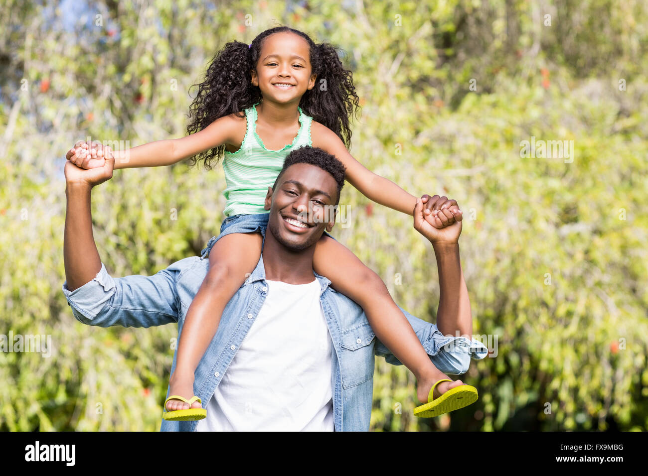 Glückliche Familie zusammen posieren Stockfoto