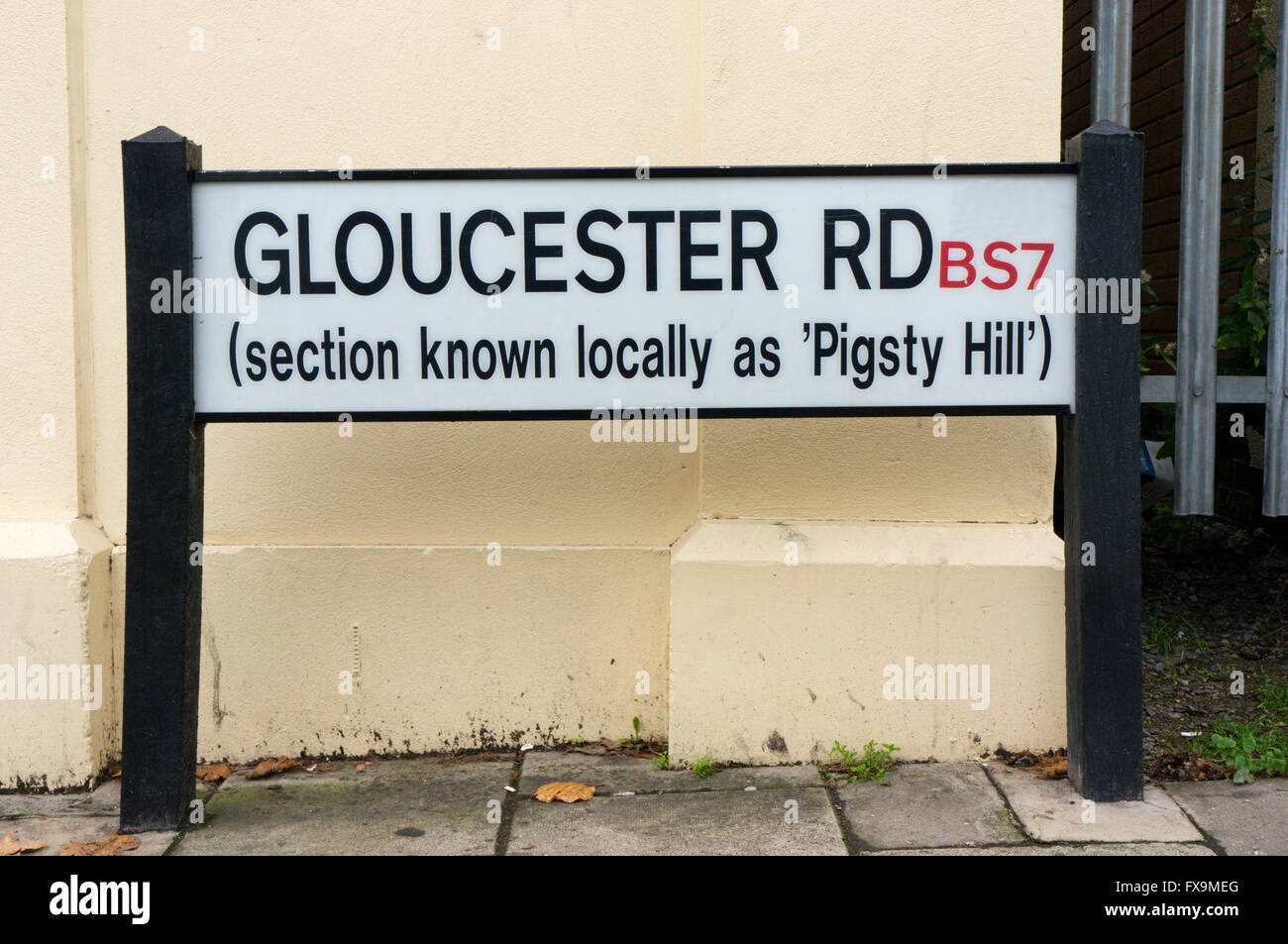 Eine Straße Namensschild für Gloucester Road, bekannt als Schweinestall Hill in Bristol, England. Stockfoto
