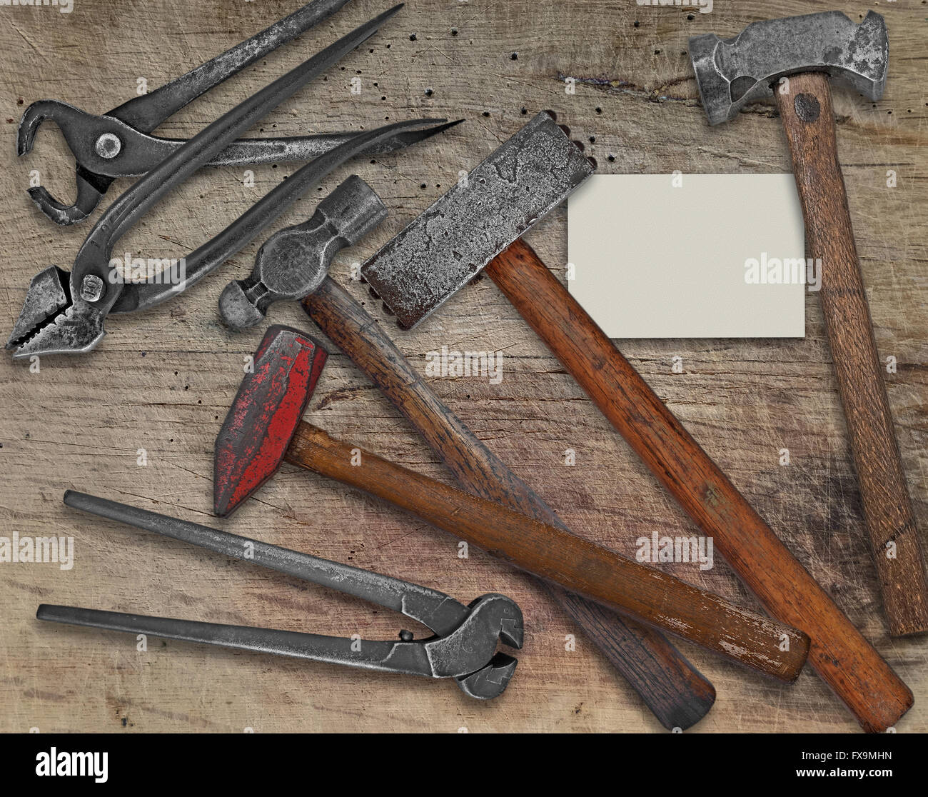 Oldtimer Schmiede oder Metallarbeiten Werkzeuge über Holzbank, Visitenkarte für Ihren text Stockfoto