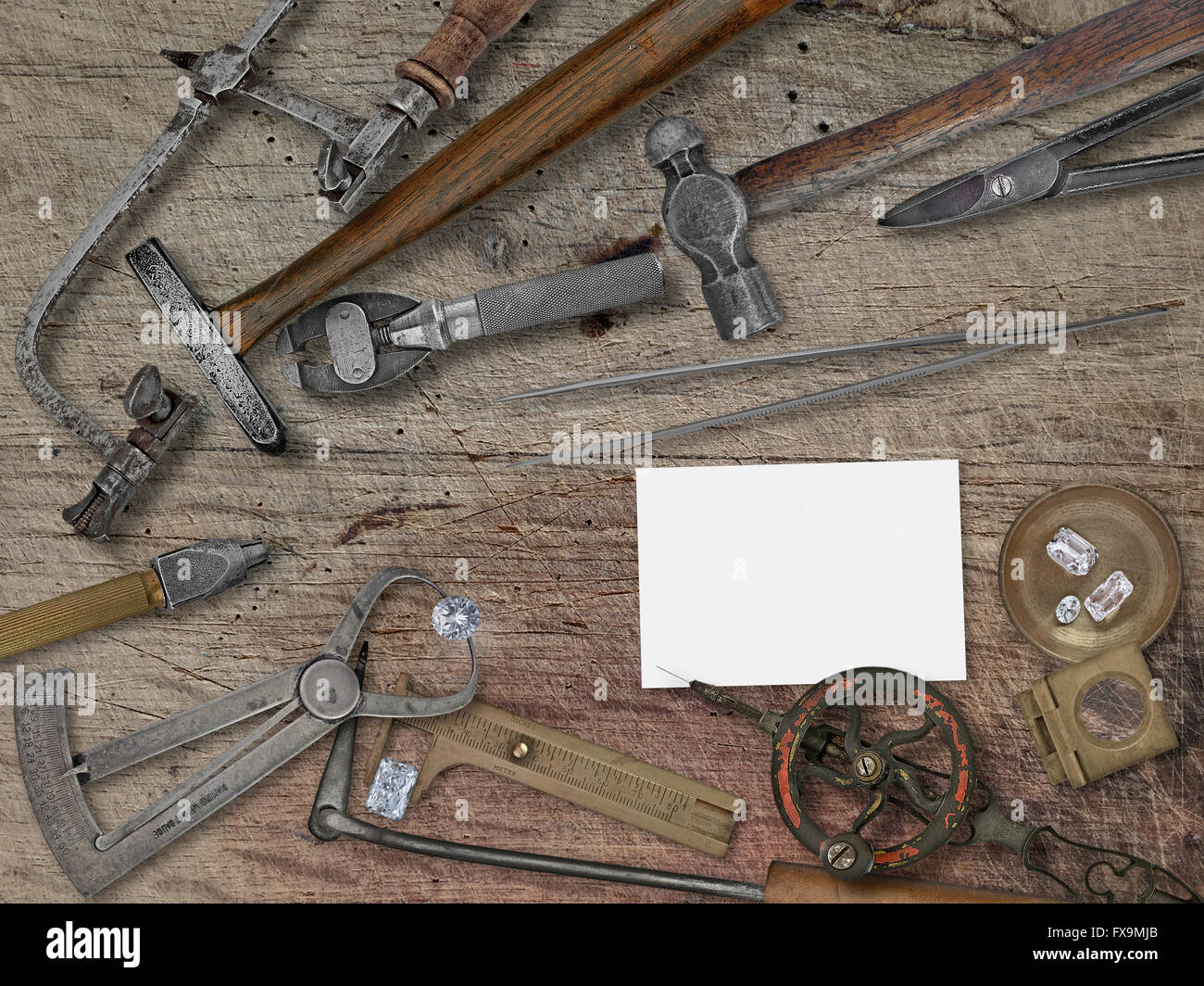 Vintage Juwelier Werkzeuge und Diamanten über Holzbank, Platz für den Namen Ihres Unternehmens Stockfoto