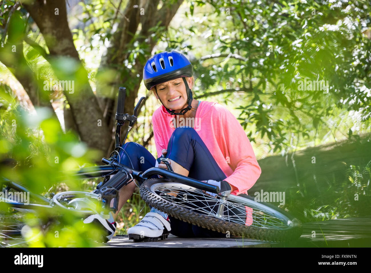 Ältere Frau ist verletzt, weil von ihr Fahrrad Stockfoto