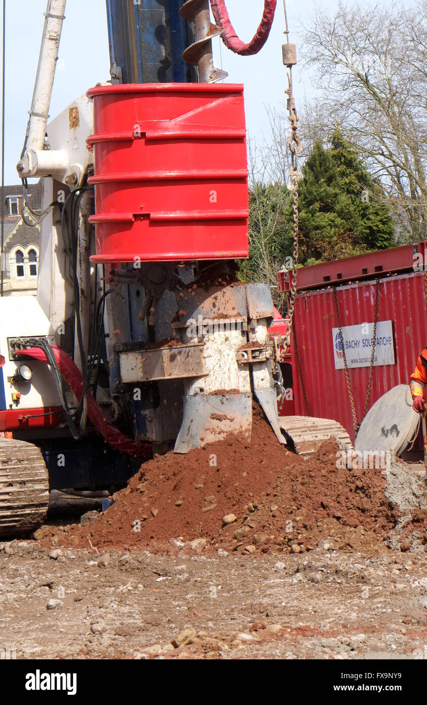Sehr große Maschine fahren Pfähle in Cardiff zu Beginn eines neuen Bauvorhabens. April 2016 Stockfoto