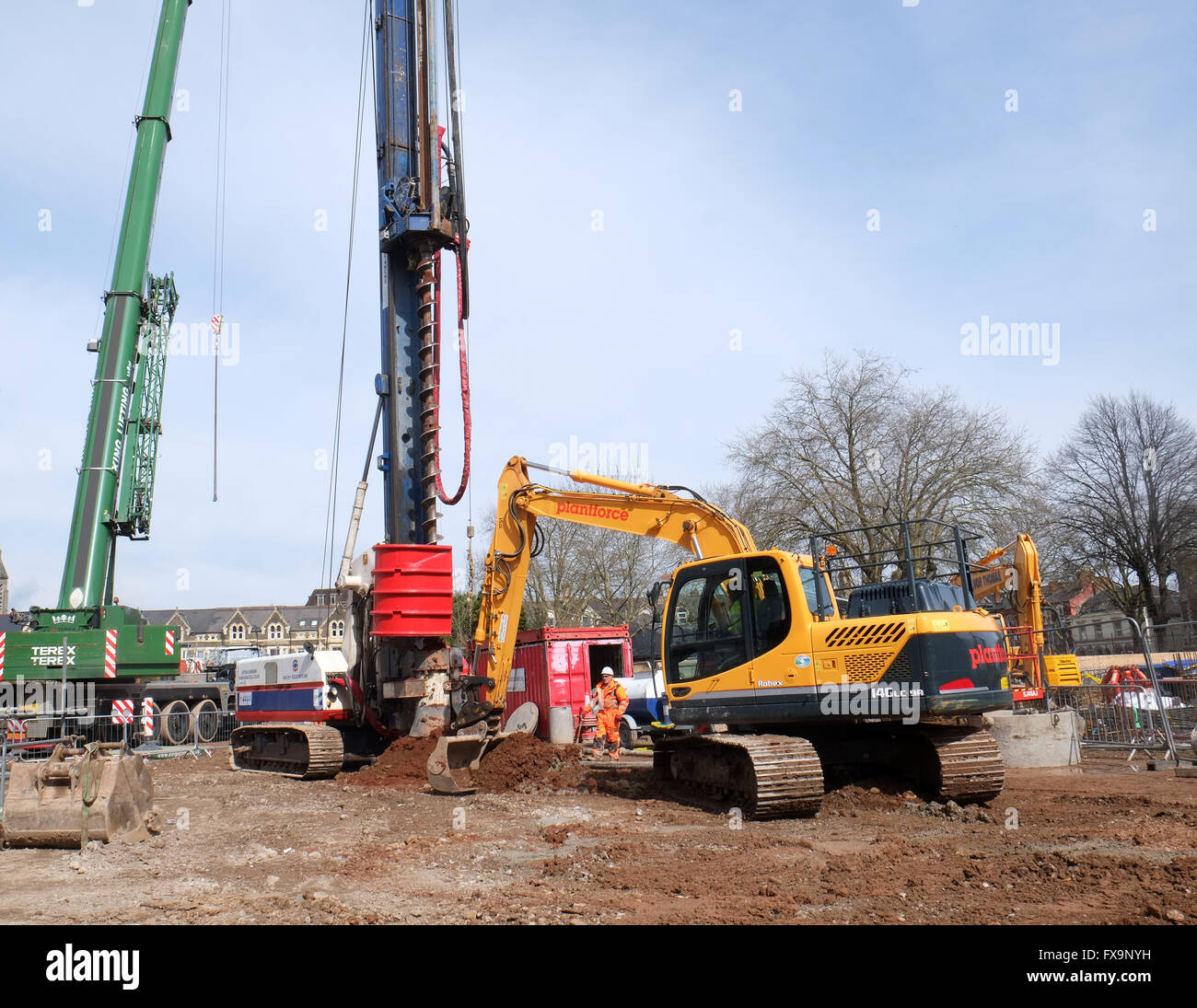 Sehr große Maschine fahren Pfähle in Cardiff zu Beginn eines neuen Bauvorhabens. April 2016 Stockfoto