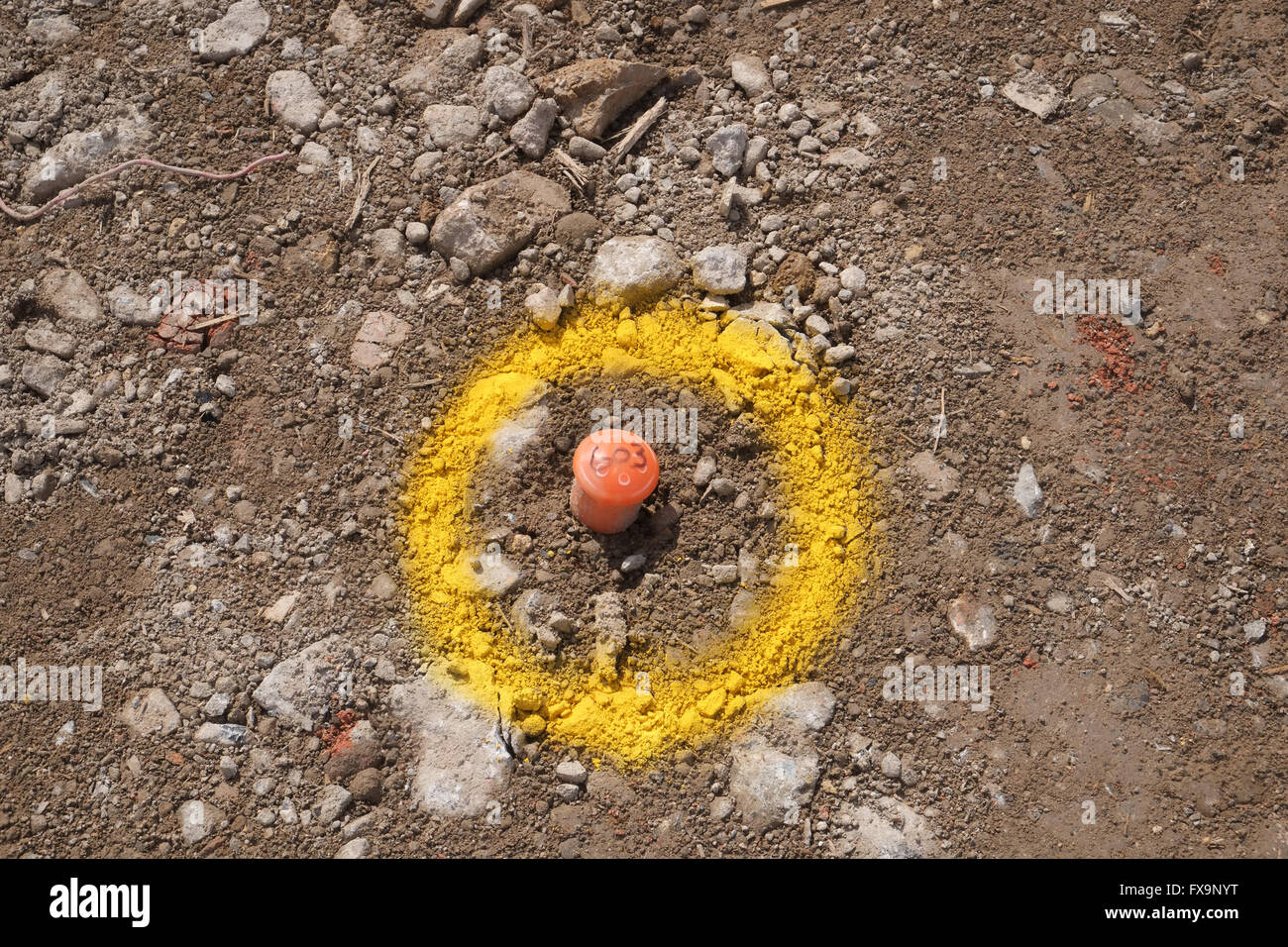 Sehr große Maschine fahren Pfähle in Cardiff zu Beginn eines neuen Bauvorhabens. April 2016 Stockfoto