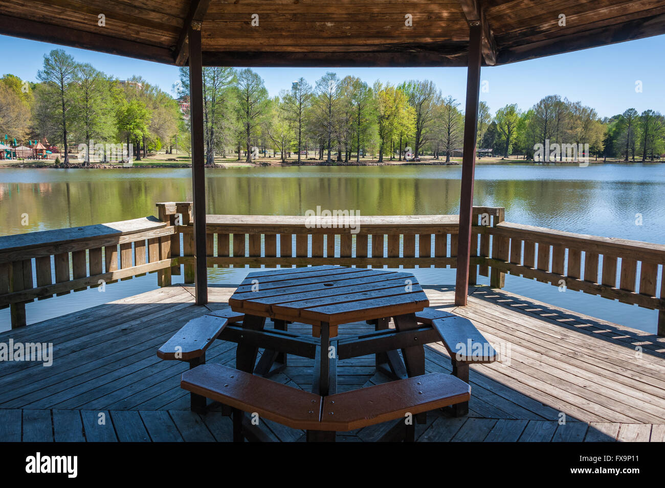 Pavillon am See dock an Ehre Heights Park in Muskogee, Oklahoma, USA. Stockfoto