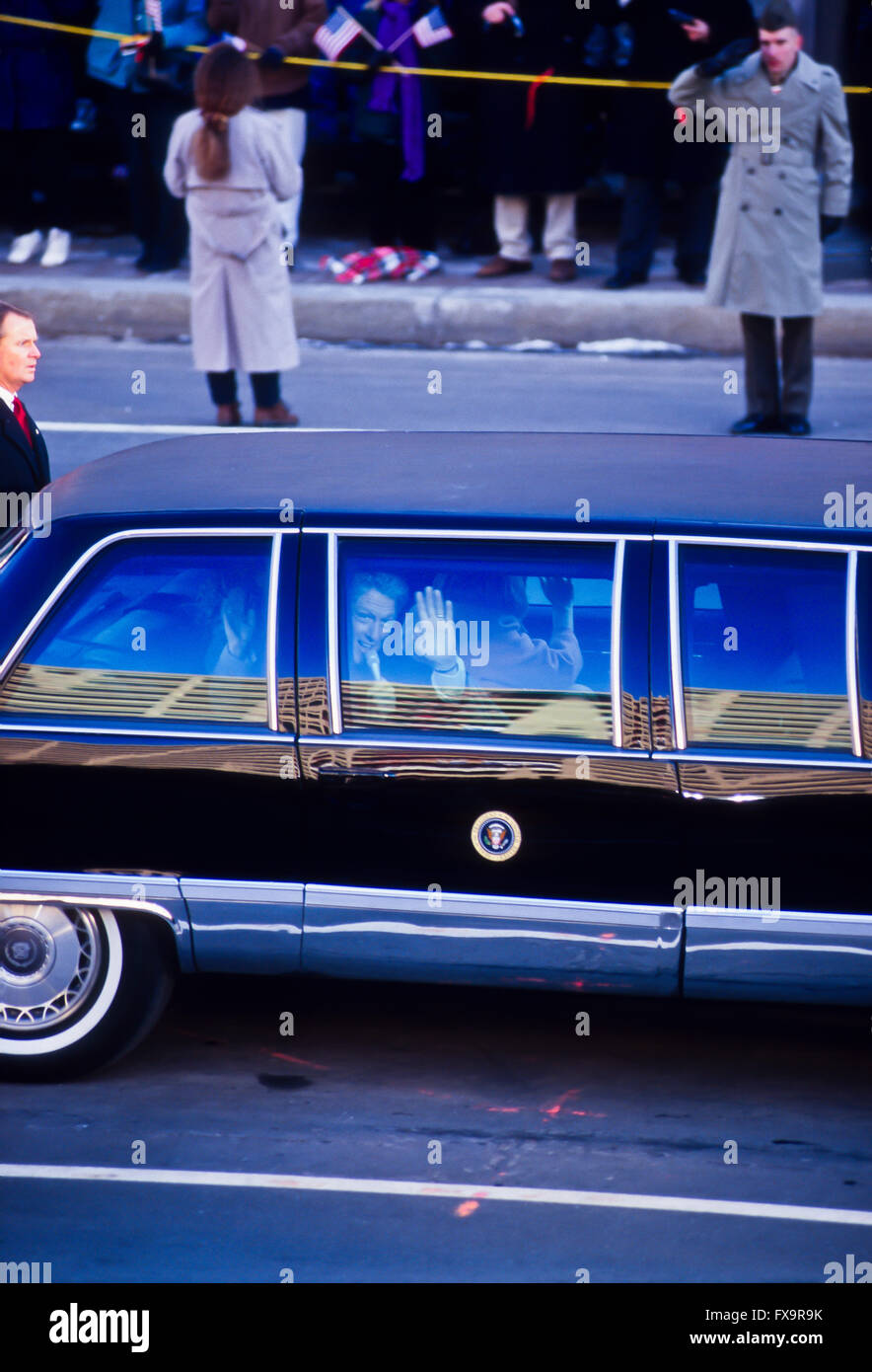 Washington, DC, USA, 20. Januar 1997 Präsident William Jefferson Clinton zusammen mit First Lady Hillary Rodham Clinton und ihre Tochter Chelsea auf dem Rücksitz gesehen werden, kann obwohl die kugelsicheren Glas der gepanzerten Limousine das "Biest" genannt, da sie dem Publikum winken aufgereiht an der Pennsylvania Avenue in Freiheit Plaza während der konstituierenden Parade. Bildnachweis: Mark Reinstein Stockfoto