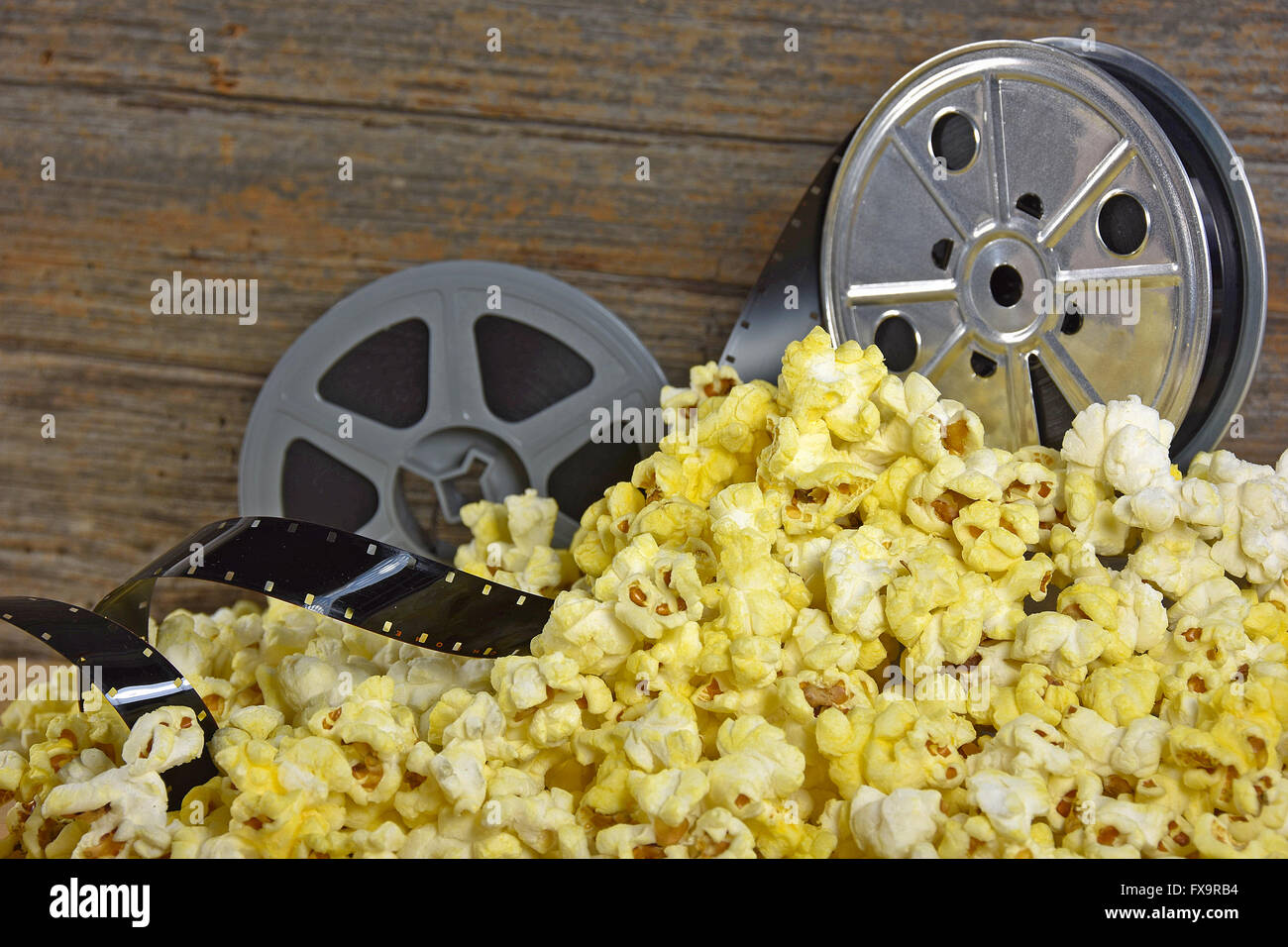 Vintage Film Reels und Film in einem Haufen von Popcorn. Stockfoto