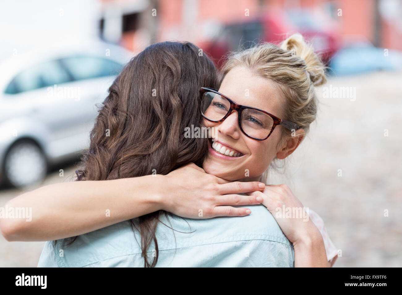 Freunde umarmen einander Stockfoto