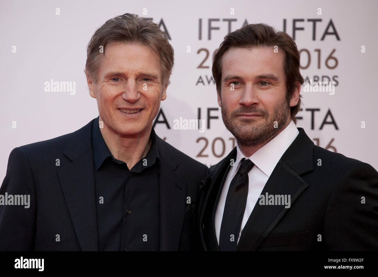 Schauspieler Liam Neeson und Clive Standen bei den IFTA & Drama Film Awards (dem irischen Film & Fernsehakademie) in der Villa Haus i Stockfoto