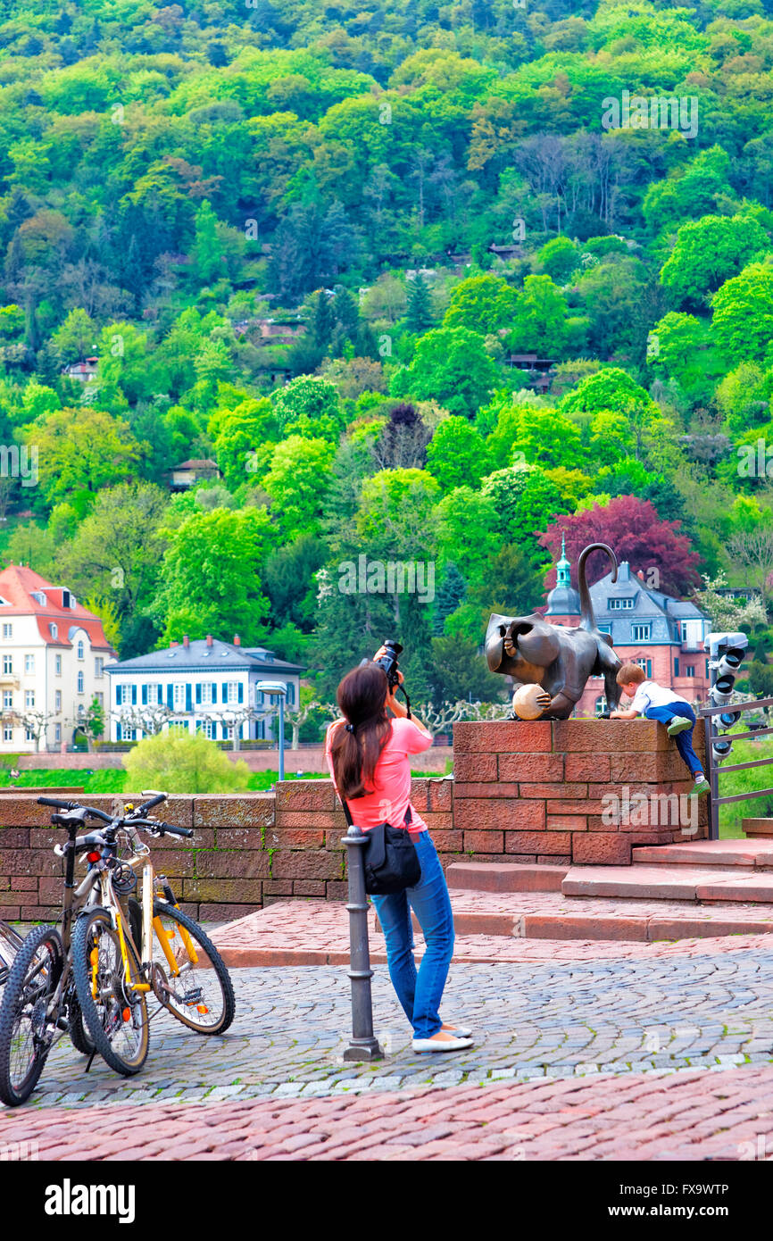 HEIDELBERG, Deutschland - 5. Mai 2013: Touristen in der Nähe von Brücke Mandrill auf alte Brücke in Heidelberg in Deutschland Stockfoto