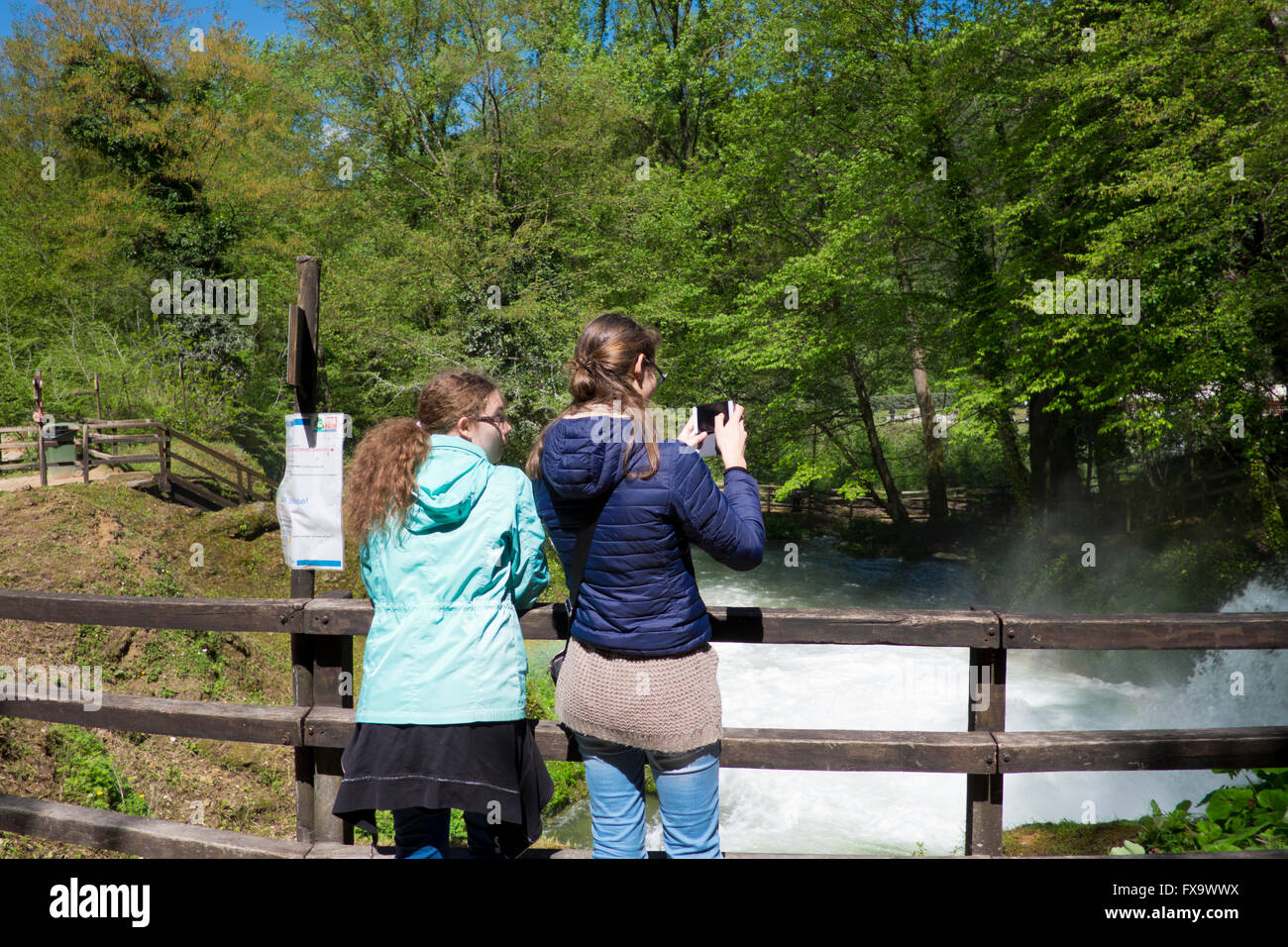 Teenager-Mädchen besuchen die historischen künstlichen Wasserfällen in der Nähe von Terni in Umbrien Italien Stockfoto