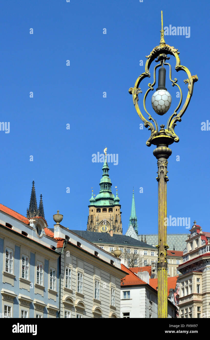 Prag, Tschechische Republik. St Vitus Cathedral und das Schloss von Malostranske Namesti (Kleinseitner) elektrische Laterne gesehen Stockfoto