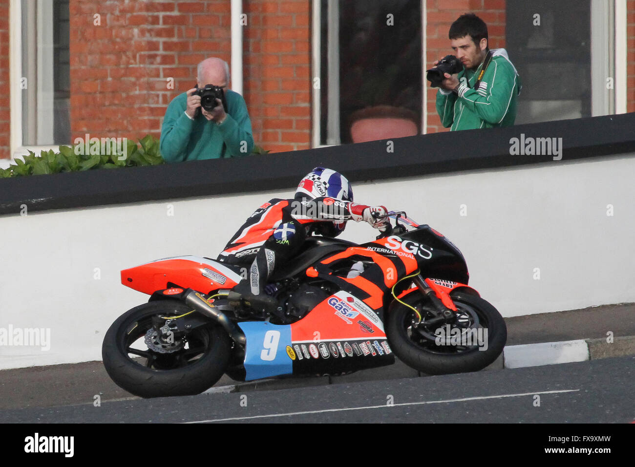 Dienstag, 13. Mai 2014 - Vauxhall internationale North West 200. Abend-Rennen - Supertwin Qualifying - Keith Amor (9) Kawasaki 650 - KMR/SGS International an York Ecke auf das berühmte Dreieck-Schaltung. Stockfoto