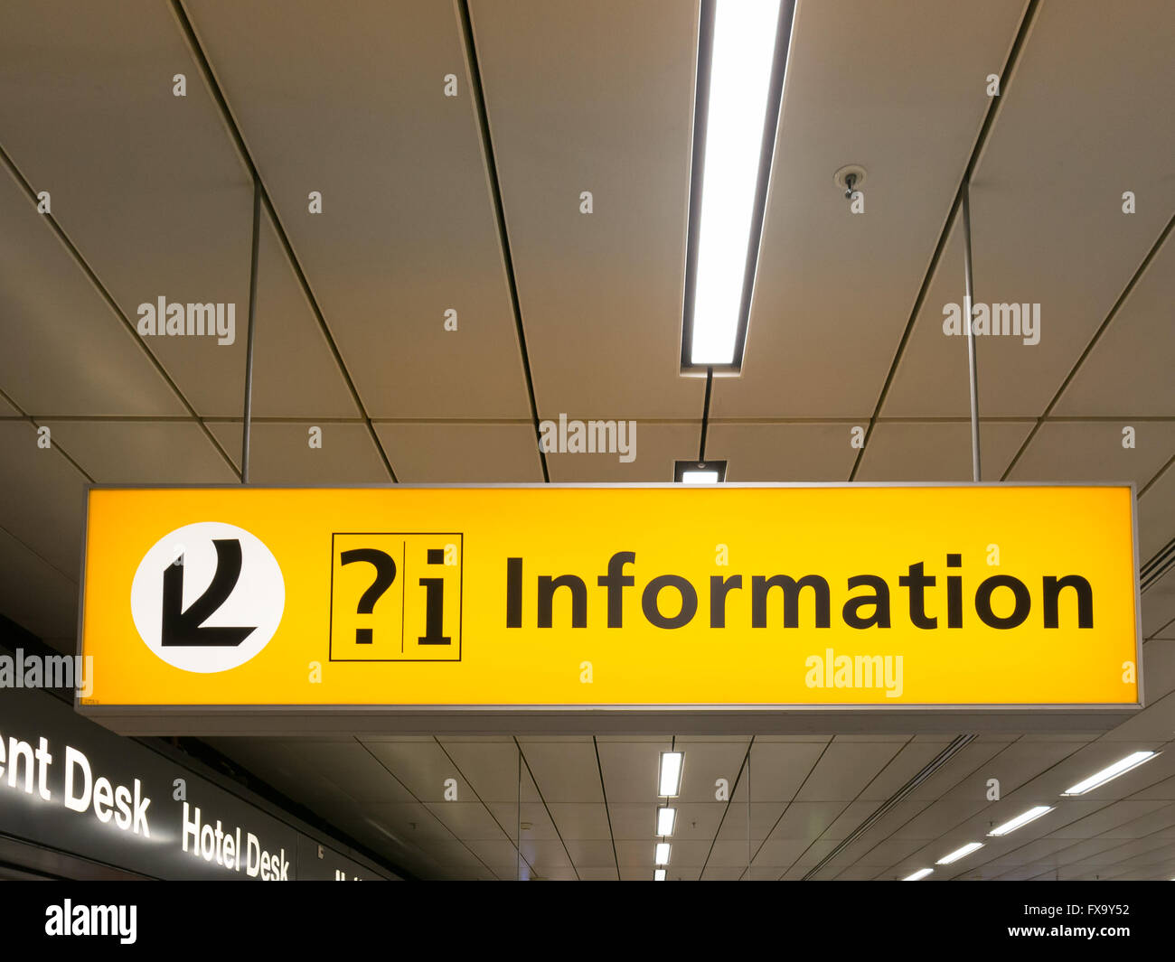 Hinweisschild in der Ankunftshalle des Flughafen Schiphol, Niederlande Stockfoto