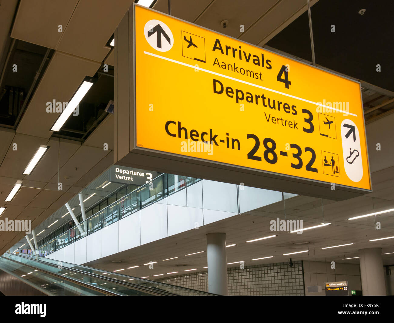 Wegweiser und Fahrtreppen im Terminal des Flughafen Schiphol, Niederlande Stockfoto