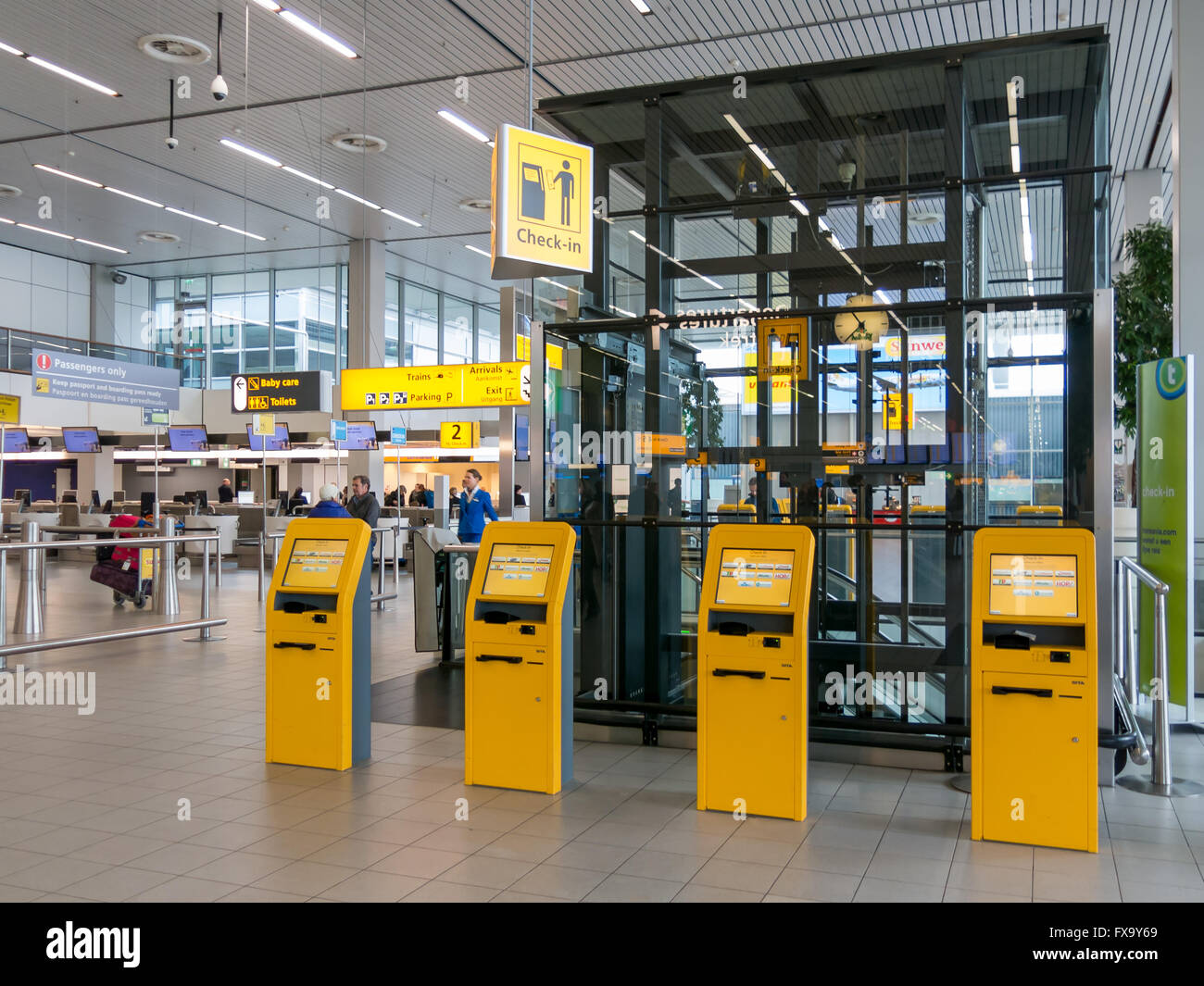 Check-in-Bereich im Abflugterminal Flughafen Schiphol, Niederlande Stockfoto
