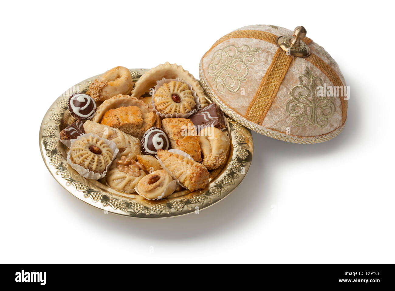 Traditionelle marokkanische festliche Cookies auf einer metallischen Tajine auf weißem Hintergrund Stockfoto