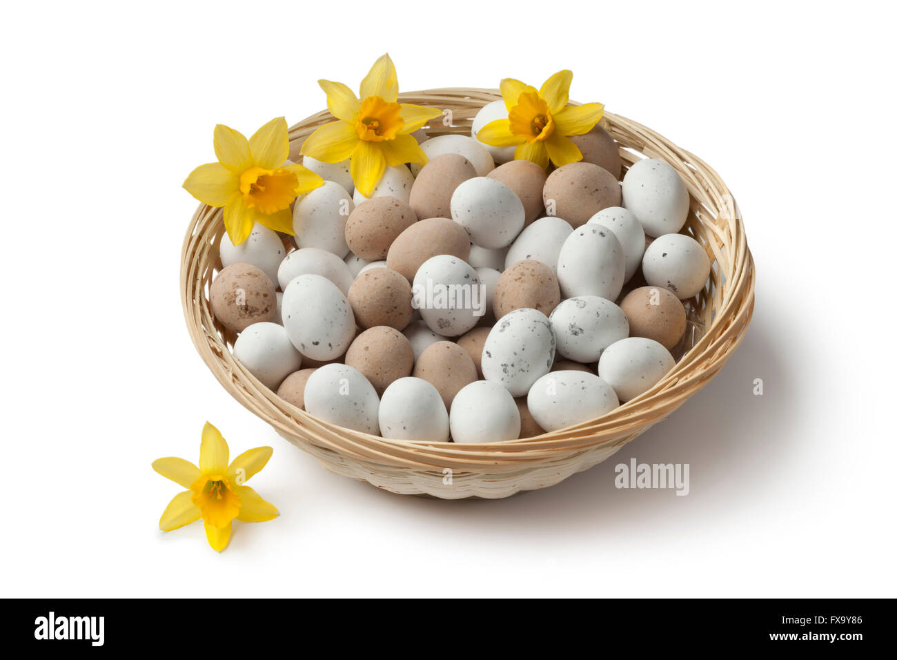 Korb mit Schokolade Ostern Eiern auf weißem Hintergrund Stockfoto