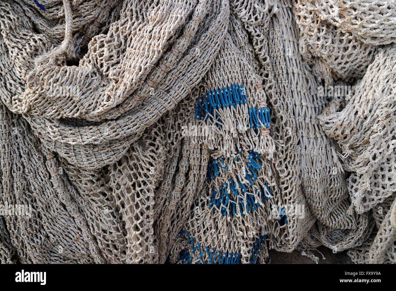 Große Fischernetze hängen zum Trocknen Stockfoto