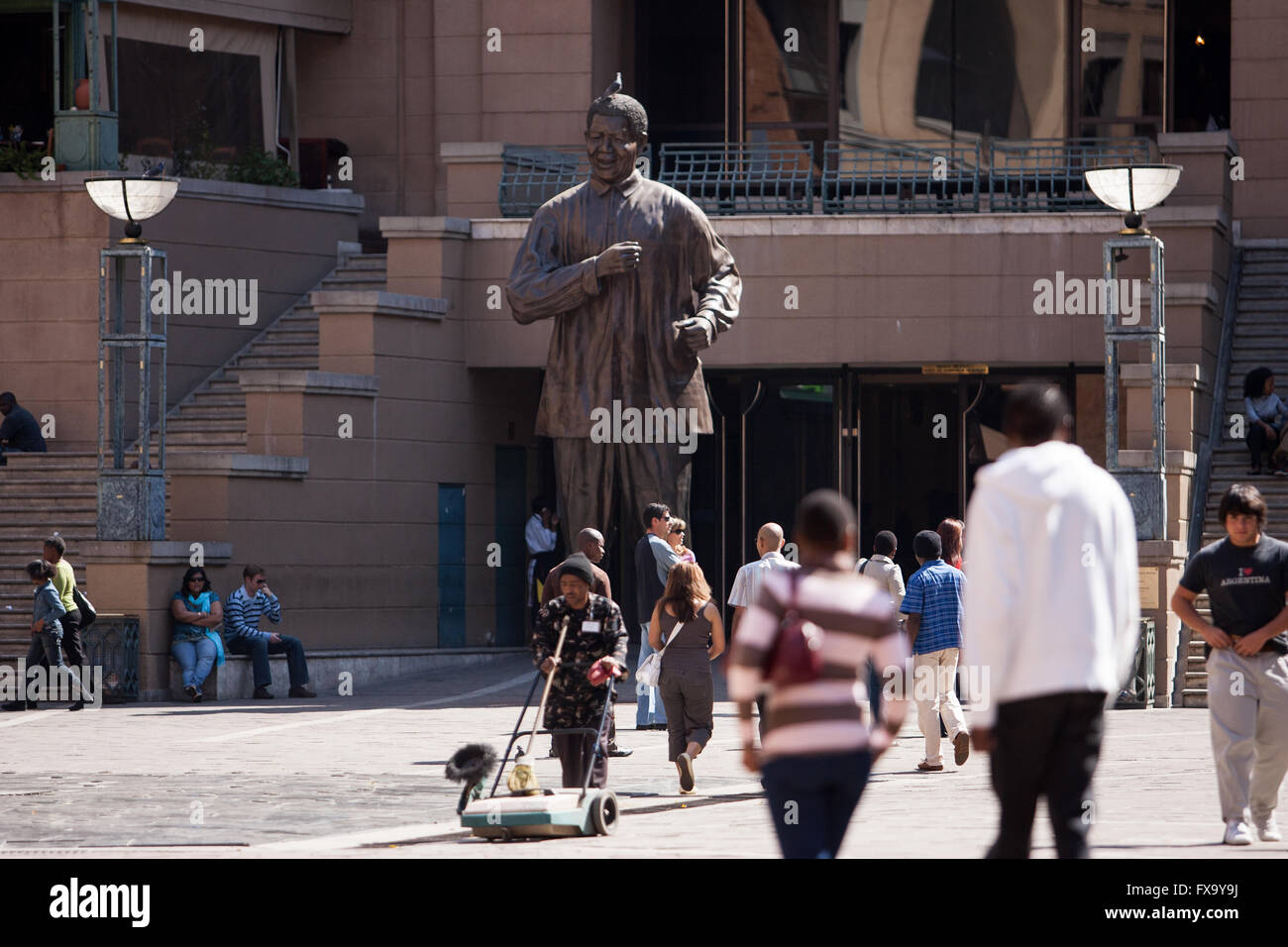 Die Nelson-Mandela-Statue am Nelson Mandela Square in Johannesburg, Südafrika am 9. August 2008. Stockfoto