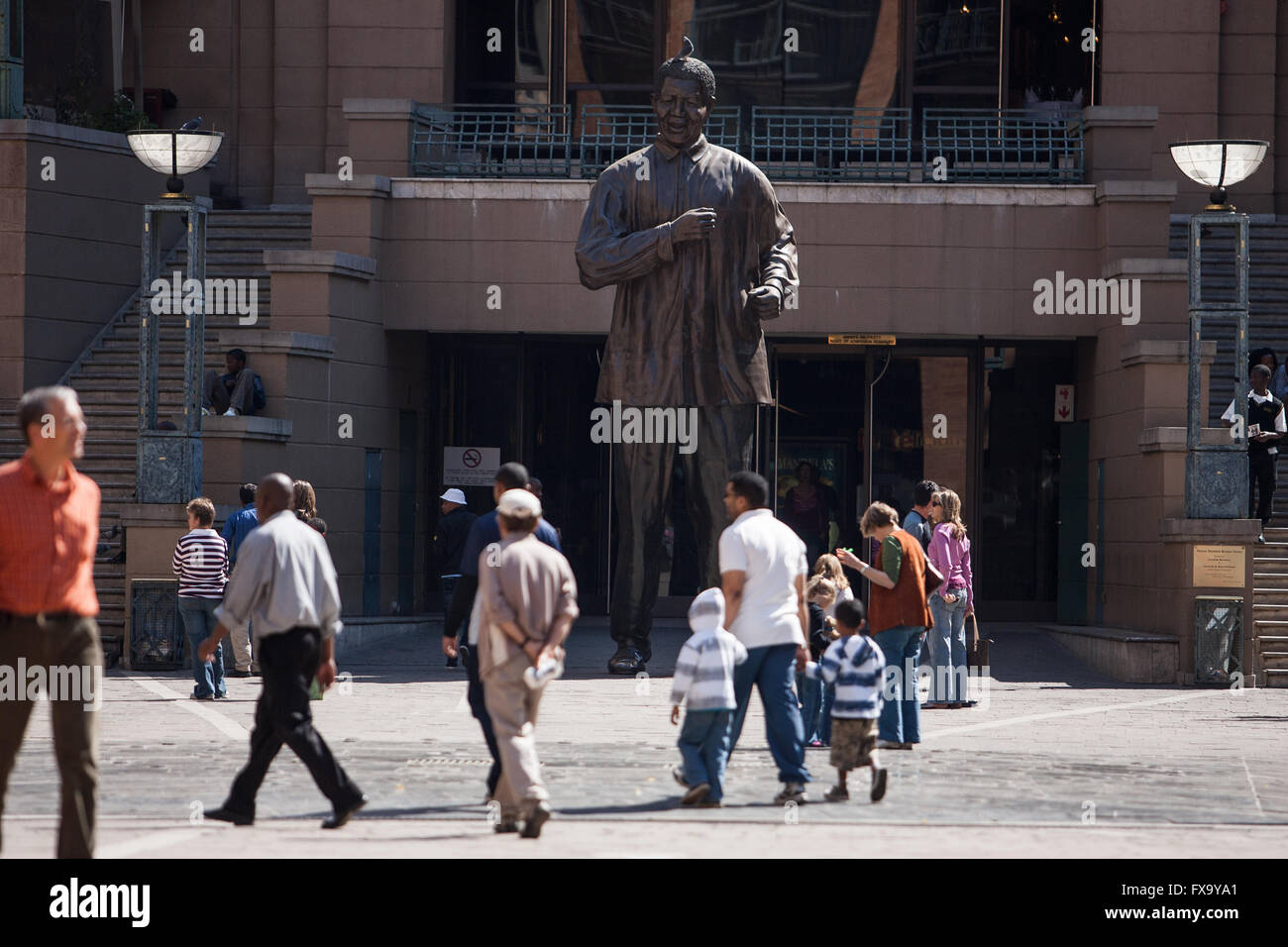 Die Nelson-Mandela-Statue am Nelson Mandela Square in Johannesburg, Südafrika am 9. August 2008. Stockfoto