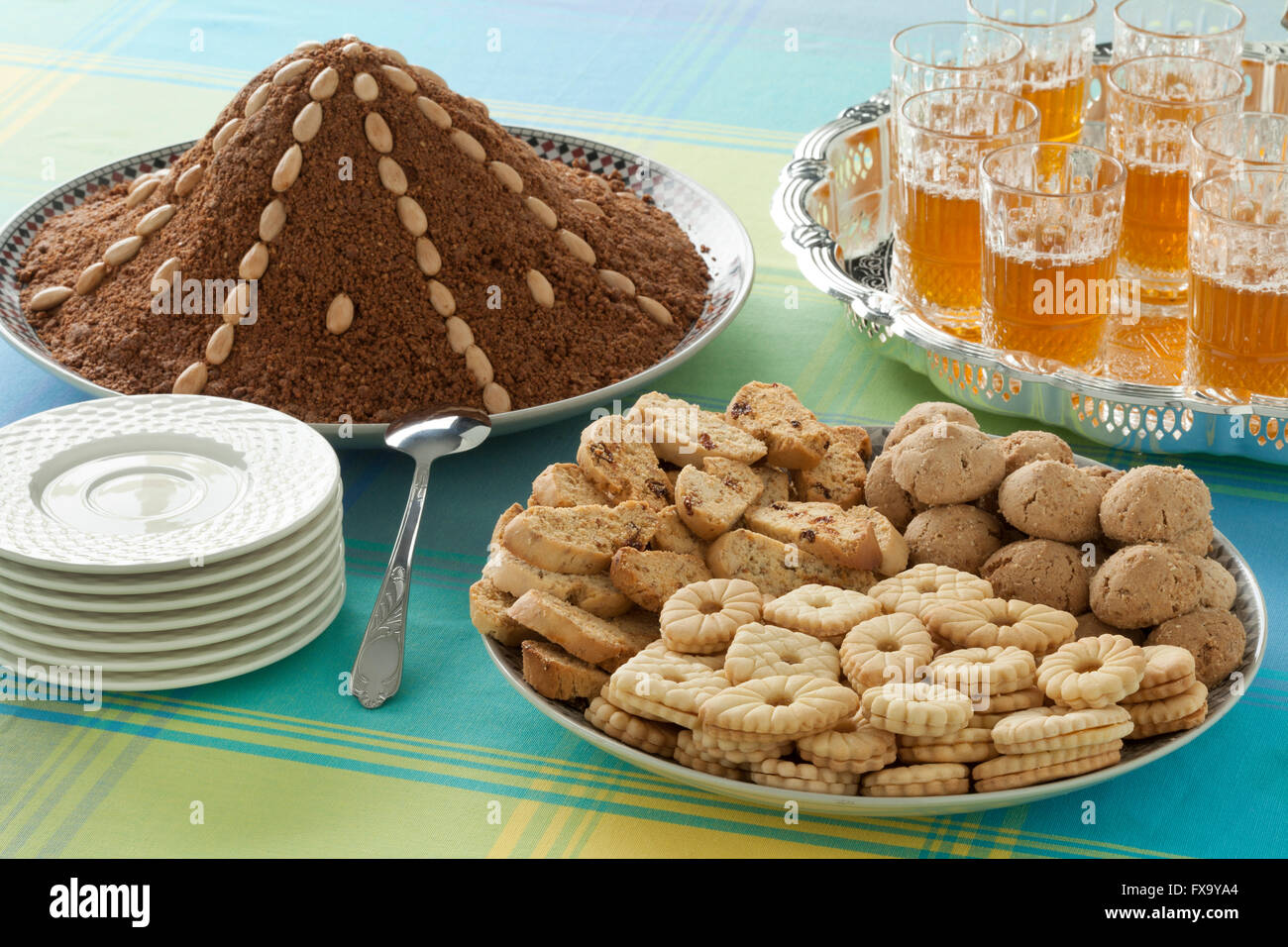 Gerichte mit marokkanischen festliche hausgemachte Kekse, Selou und Tee Stockfoto