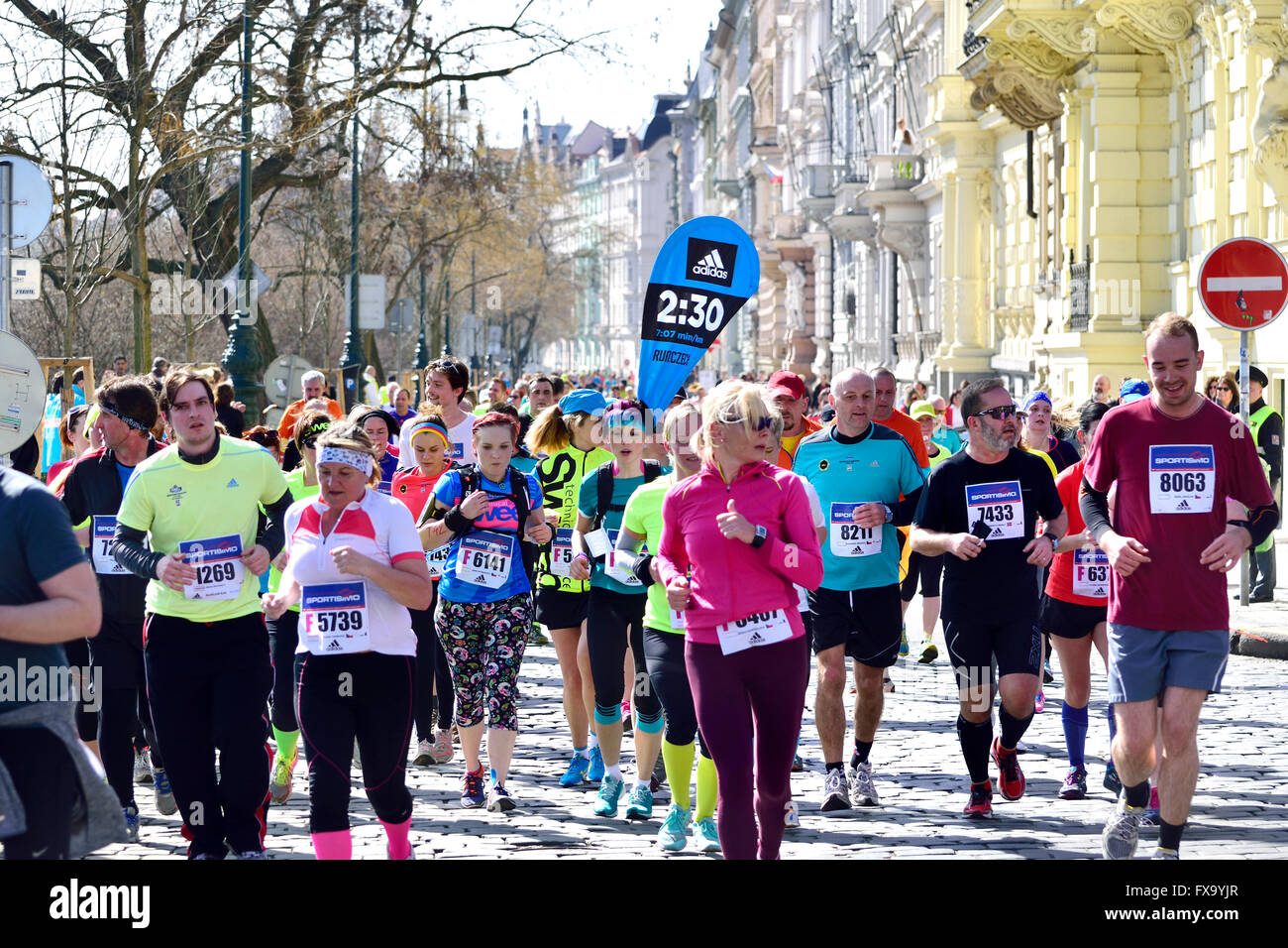 Prag, Tschechische Republik. Sportisimo Prag Halbmarathon, 2. April 2016. Herzschrittmacher Führung Läufer mit dem Ziel 2; 30 Stockfoto