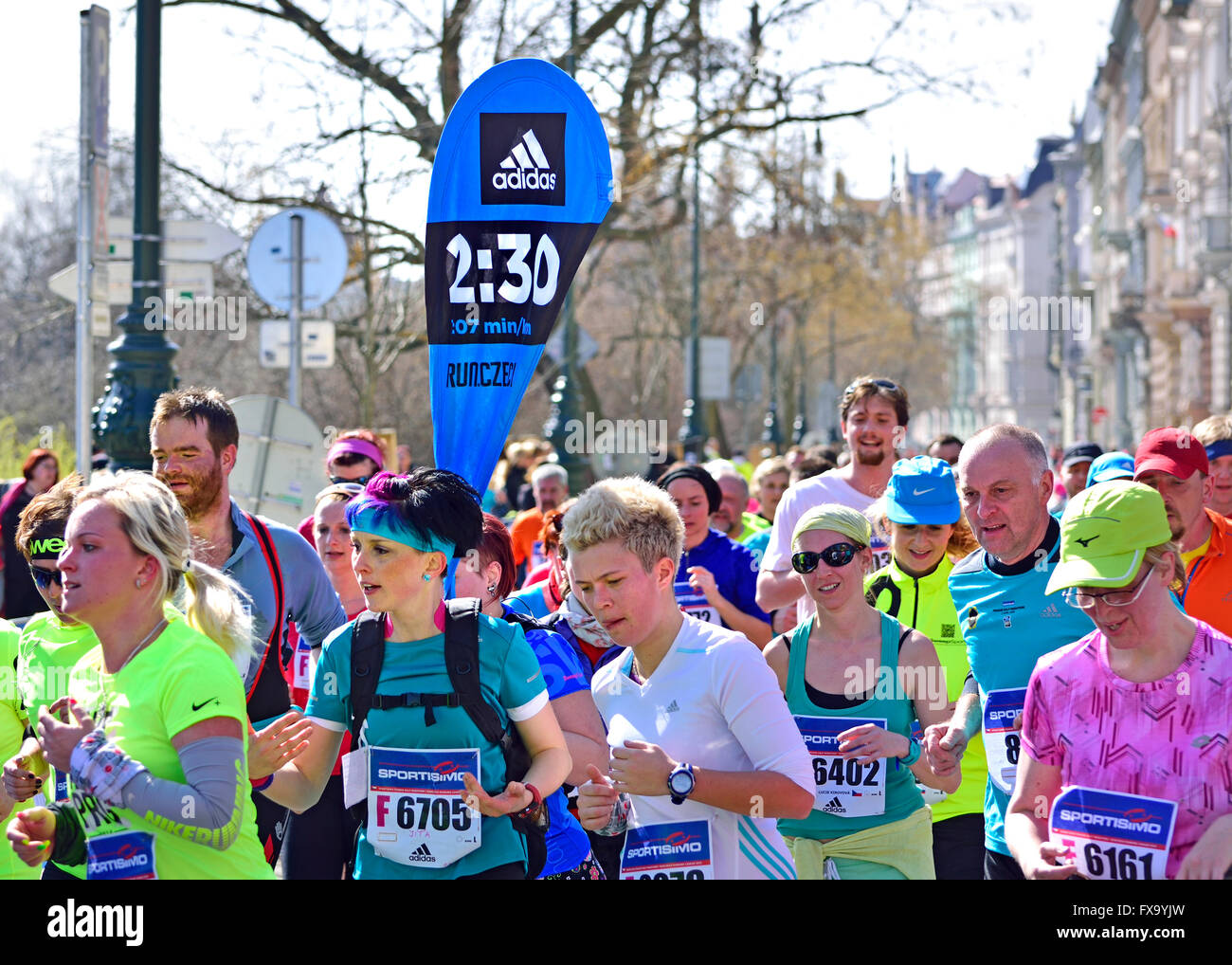 Prag, Tschechische Republik. Sportisimo Prag Halbmarathon, 2. April 2016. Herzschrittmacher Führung Läufer mit dem Ziel 2; 30 Stockfoto