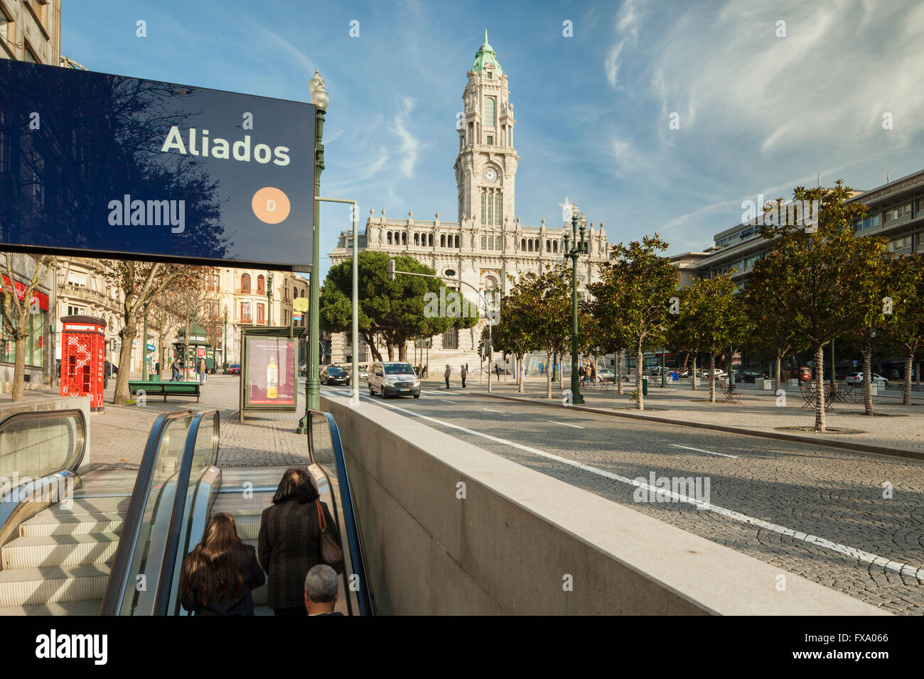 Eingang zum u-Bahnhof Aliados, Rathaus im Hintergrund, Porto, Portugal. Stockfoto