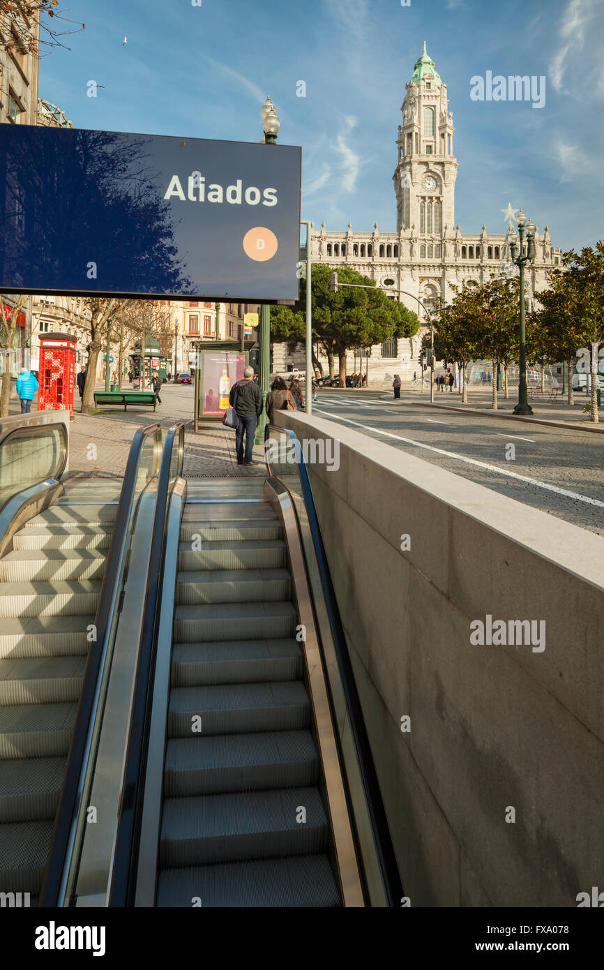 Eingang zum u-Bahnhof Aliados in Porto, Portugal. Rathaus in der Ferne. Stockfoto