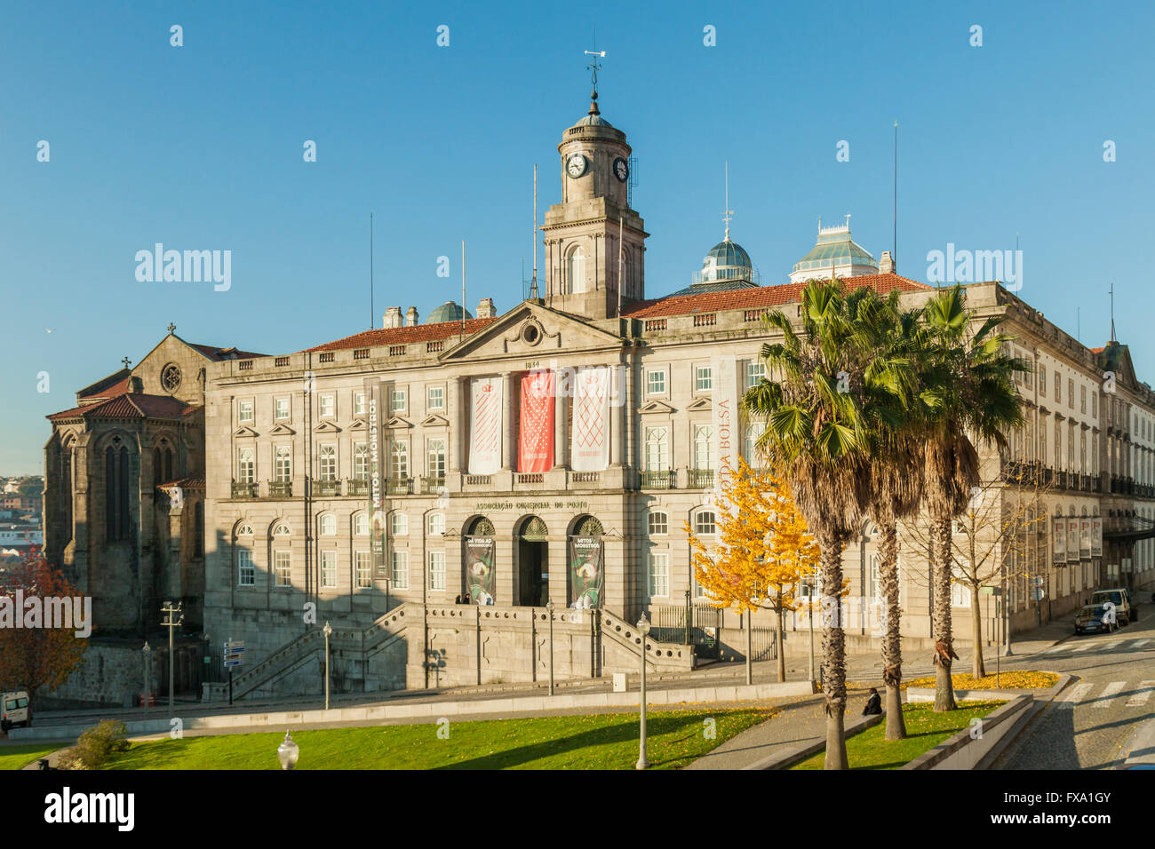 Sonniger Morgen im Palacio da Bolsa (Stock Exchange Palast) in Porto, Portugal. Stockfoto