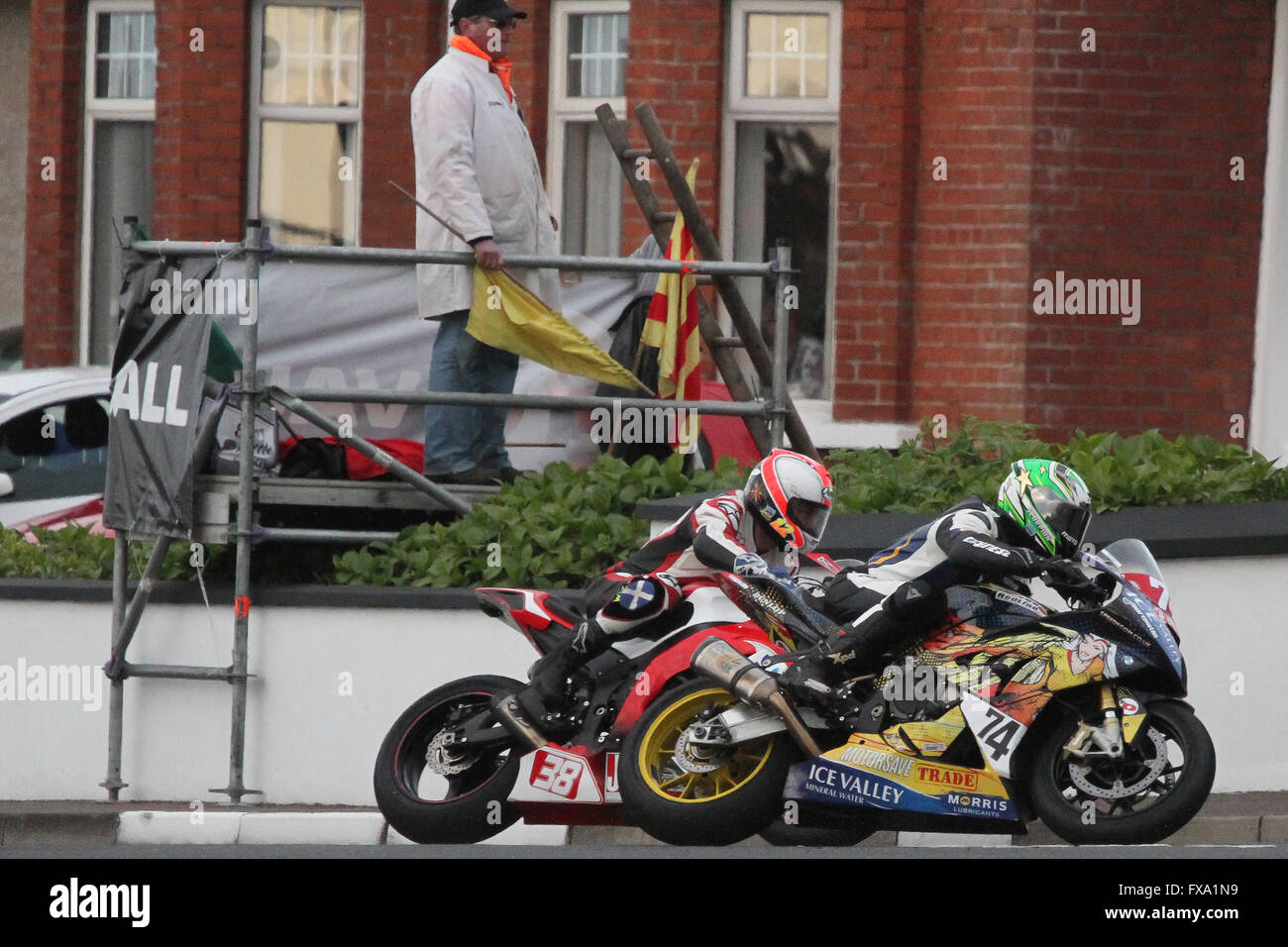 Dienstag, 13. Mai 2014 - Vauxhall internationale North West 200. Am Abend Rennen - Superstock-qualifizieren - Laurent Hoffman (74) in York Kurve auf der berühmten Dreieck-Schaltung. Stockfoto