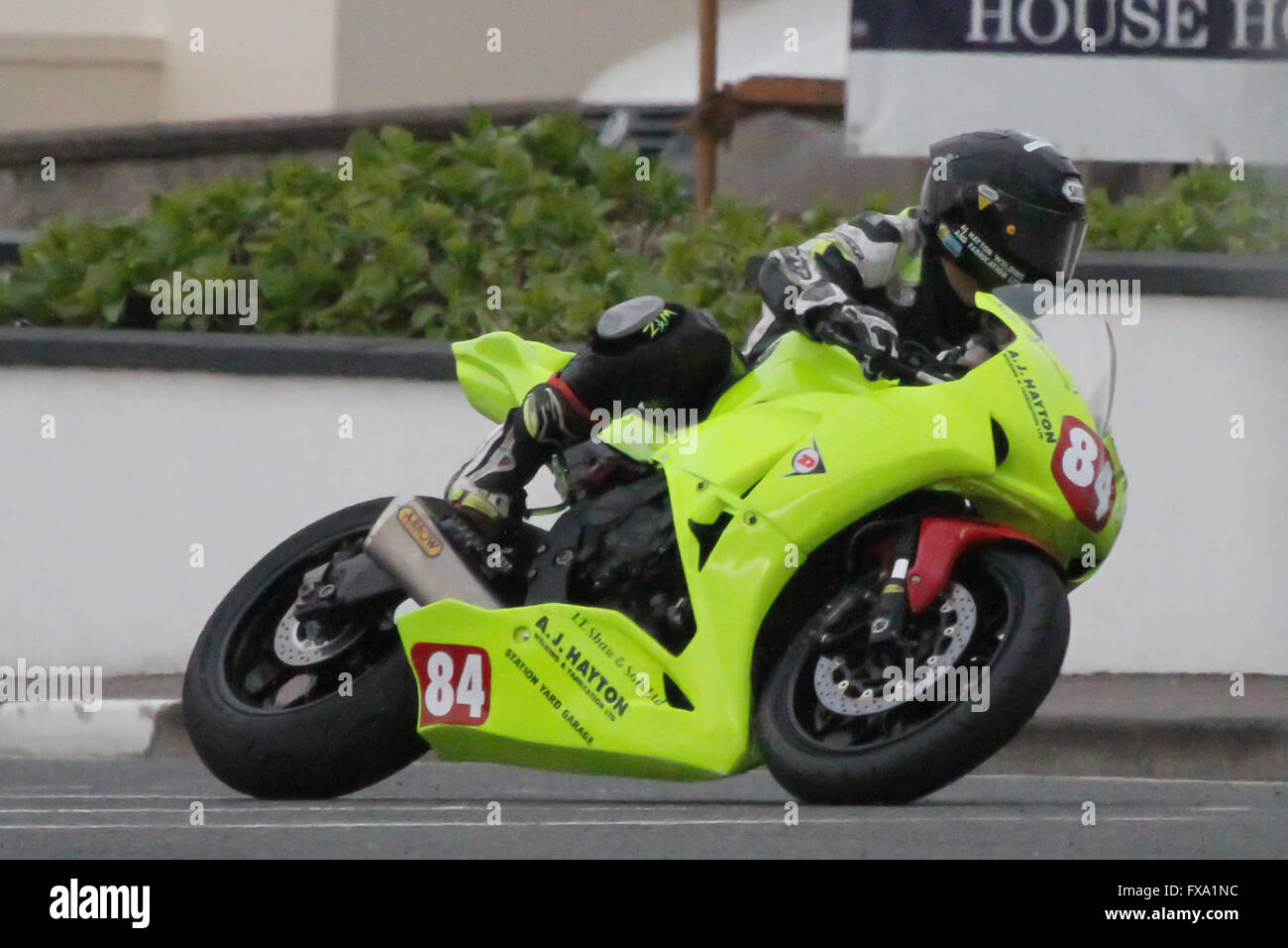 Dienstag, 13. Mai 2014 - Vauxhall internationale North West 200. Abend-Rennen - Superstock-qualifizieren - Tom McHale (84) Honda an York Ecke auf das berühmte Dreieck-Schaltung. Stockfoto