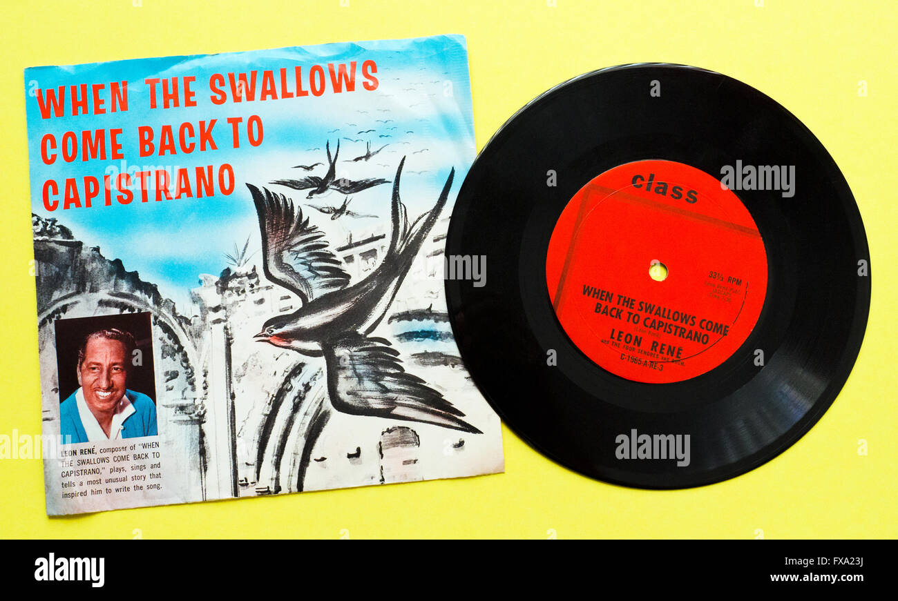 Eine Vintage Vinyl 33-1/3 u/min und sein Album mit den 1940er Jahren abdecken hit Song "Wenn die Schwalben Come Back, Capistrano" erzählt von Vögel wieder zu brüten jedes Jahr an Mission San Juan Capistrano in Orange County, Kalifornien, USA. Songwriter Leon Rene inspirierte die Legende von Cliff Schwalben originalgetreu wieder aus Südamerika jeden Frühling zu ihren Nestern Schlamm an der Mission. Die Schwalben wurde eine Touristenattraktion jahrzehntelang bis vor wenigen Jahren, wenn die Vögel verschwunden, weil offene Felder wo sie Insekten für ihre Ernährung gefangen durch Zersiedelung bedeckt waren. Stockfoto Eine Vintage Vinyl 33-1/3 u/min und sein Album mit den 1940er Jahren abdecken hit Song "Wenn die Schwalben Come Back, Capistrano" erzählt von Vögel wieder zu brüten jedes Jahr an Mission San Juan Capistrano in Orange County, Kalifornien, USA. Songwriter Leon Rene inspirierte die Legende von Cliff Schwalben originalgetreu wieder aus Südamerika jeden Frühling zu ihren Nestern Schlamm an der Mission. Die Schwalben wurde eine Touristenattraktion jahrzehntelang bis vor wenigen Jahren, wenn die Vögel verschwunden, weil offene Felder wo sie Insekten für ihre Ernährung gefangen durch Zersiedelung bedeckt waren. Stockfoto