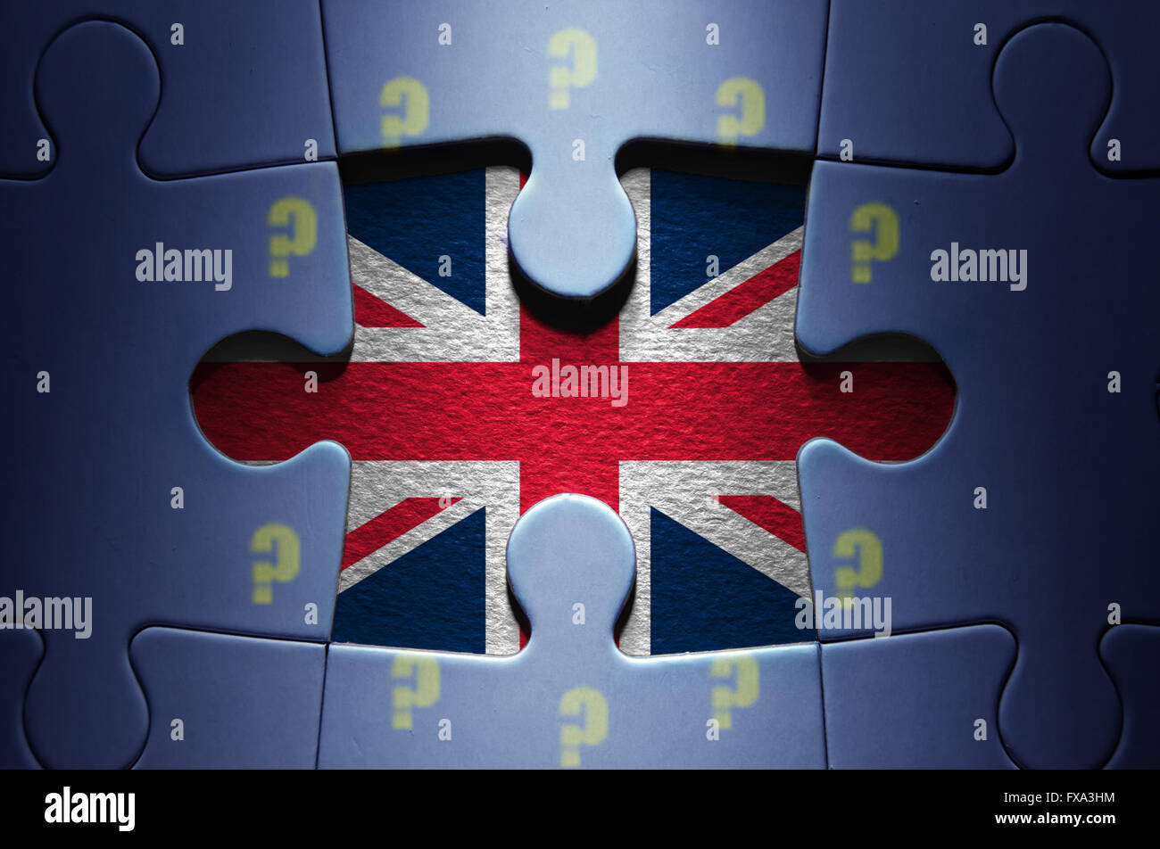 Fehlende Stück aus einem Puzzle, Brexit Konzept, enthüllt die britische Flagge mit Fragezeichen Europaflagge Stockfoto