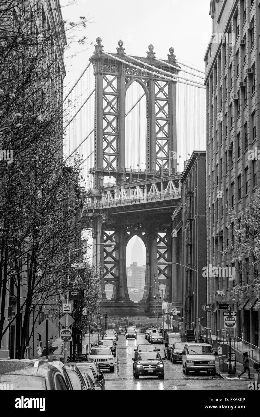Die Manhattan Bridge, fotografiert von Dumbo, Brooklyn, New York, Vereinigte Staaten von Amerika. Stockfoto