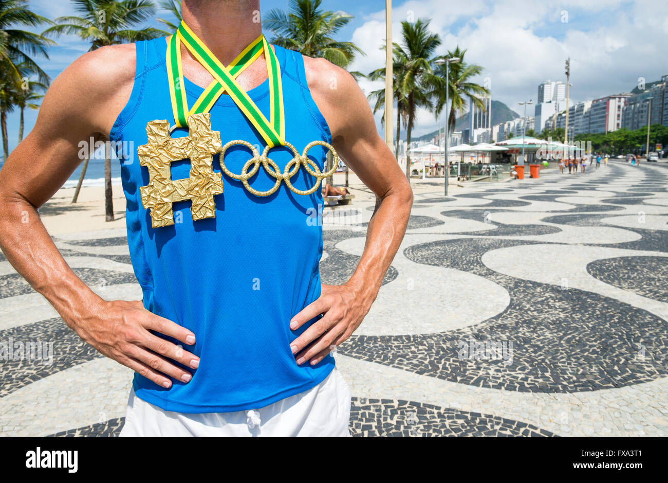 RIO DE JANEIRO - 10. März 2016: Athlet steht mit Olympischen Ringen gold Medaille hängen neben Hashtag am Strand Copacabana. Stockfoto