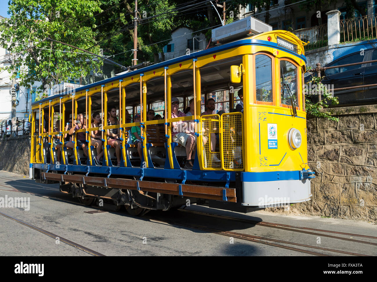 RIO DE JANEIRO - 28. März 2016: Touristen fahren die neue Version des legendären Bonde tram durch die Nachbarschaft von Santa Teresa Stockfoto