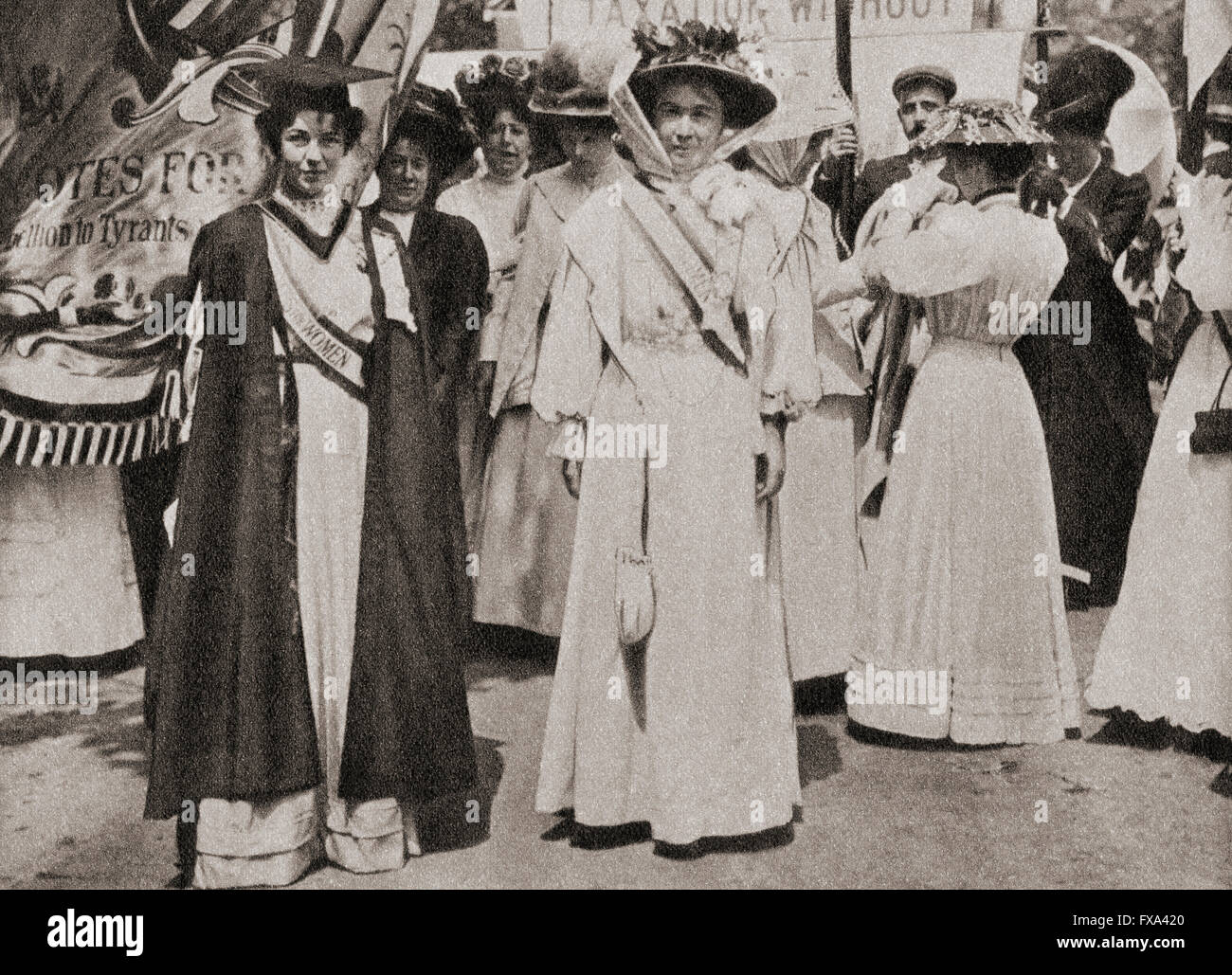Lady Emmeline Pethick-Lawrence, verließ 1867 – 1954.  Britische Frauenrechtlerin.  Emmeline Pankhurst, geb. Goulden, 1858-1928, rechts.  Britischer politischer Aktivist und Führer der britischen Suffragetten-Bewegung. Stockfoto