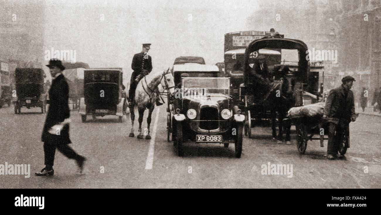 Die erste weiße Linie festgelegt werden in einer Londoner Straße als Experiment die Verkehrsprobleme Staus, welche im Jahr 1924 akute wurden zu lösen. Stockfoto