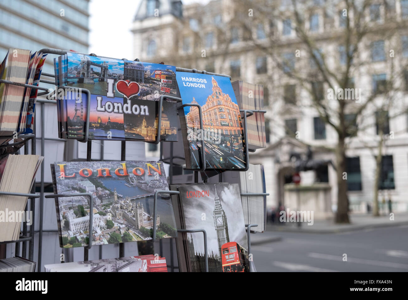 London-Postkarten in einen Souvenir-Shop im Zentrum von London Stockfoto