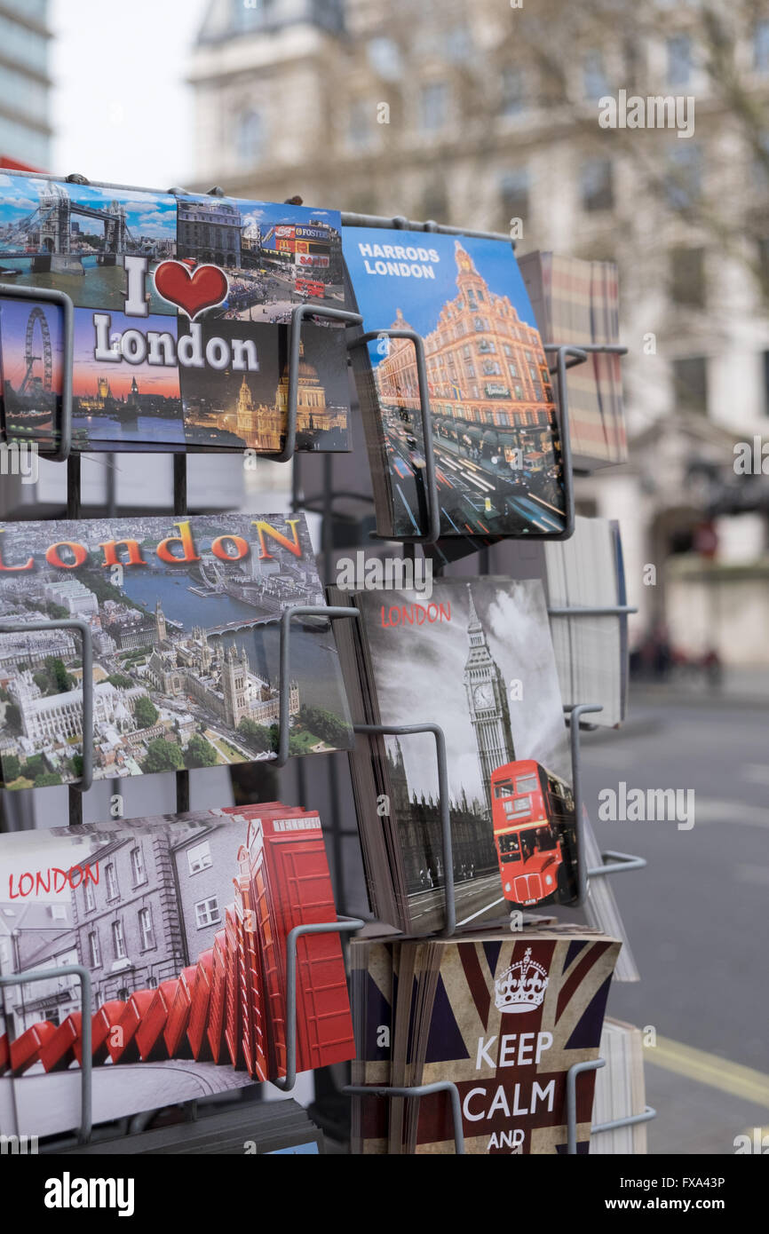 London-Postkarten in einen Souvenir-Shop im Zentrum von London Stockfoto