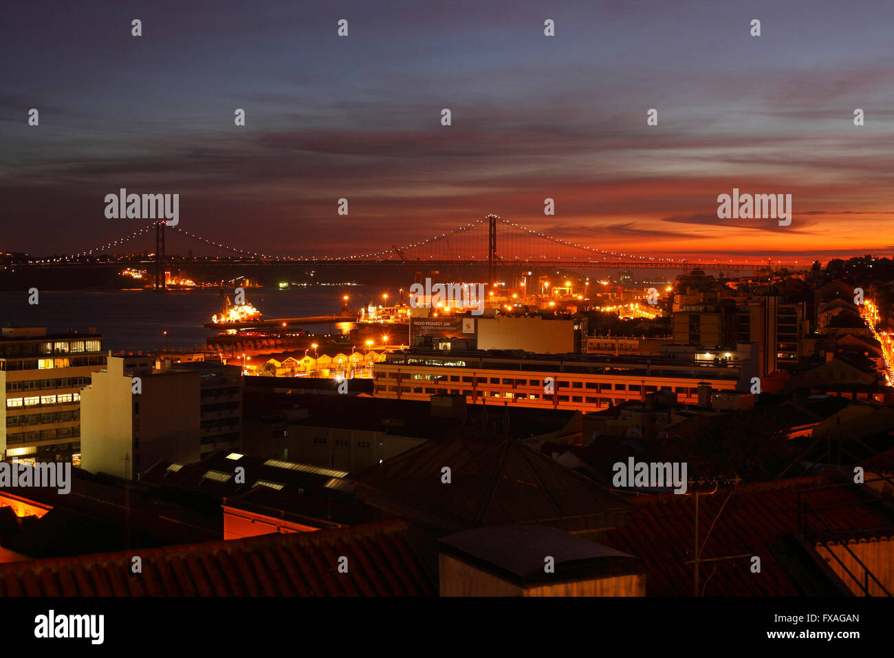Blick vom Miradouro de Santa Catania auf dem Bairro Alto und Ponte 25 de Abril in der Abenddämmerung, Lissabon, Portugal Stockfoto