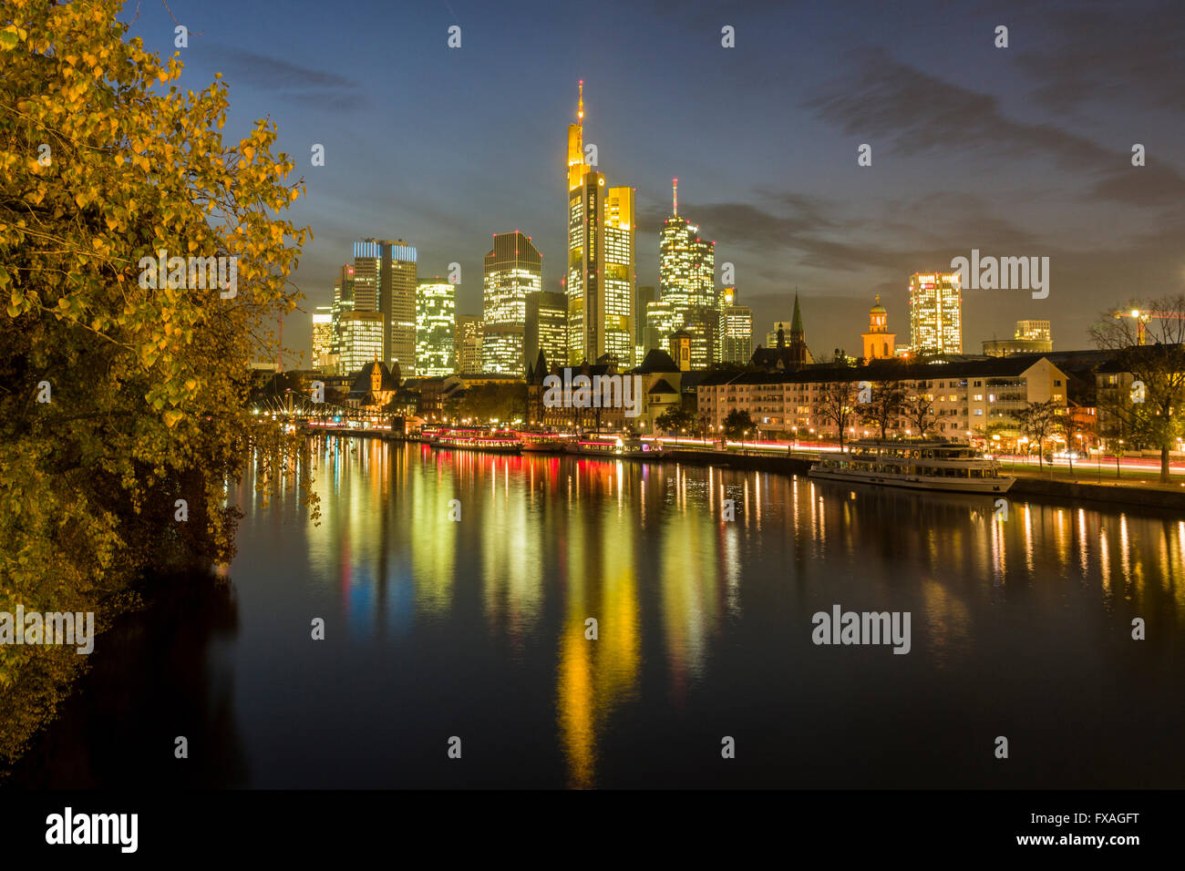 Die Skyline von downtown beleuchtet ist Spiegelung im Fluss bei Nacht, Frankfurt Am Main, Hessen, Germany Stockfoto