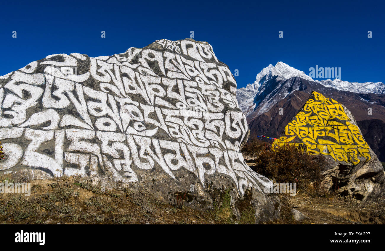 Großen Mani-Stein bezeichnet mit der tibetischen Mantra Om Mani Padme Hum im Hintergrund Berg Kantega, 6783m, Namche Bazar Stockfoto