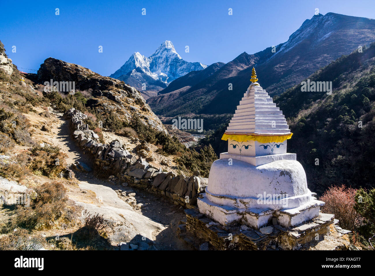 Ein Stupa auf dem Weg nach Pangboche Gompa, Ama Dablam (6856m) Berge in der Ferne, Pangboche, Solo Khumbu, Nepal Stockfoto