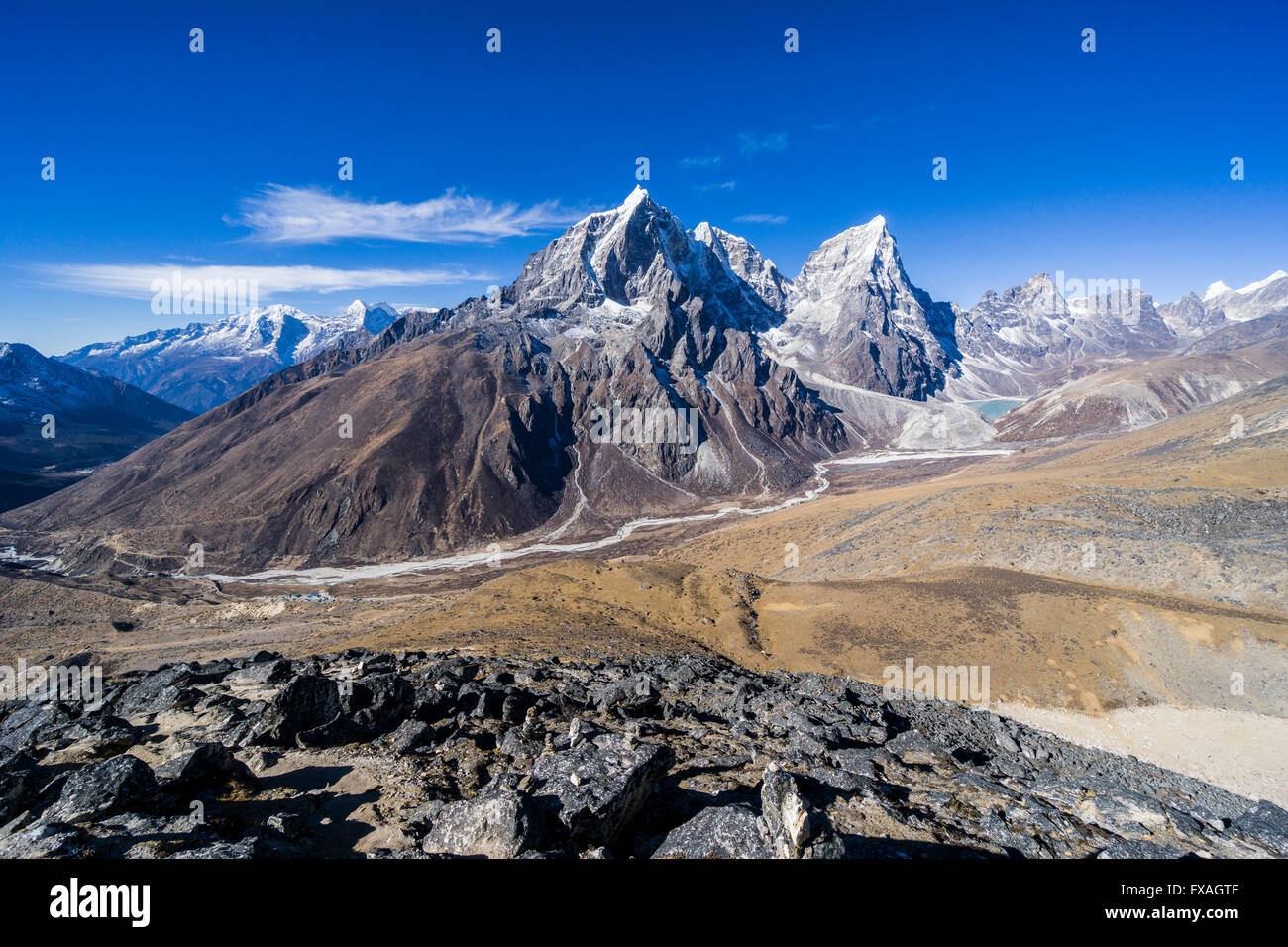 Blick auf die Berge Cholatse (6335m) und Tabuche Peak (6367m), Dingboche, Solo Khumbu, Nepal Stockfoto