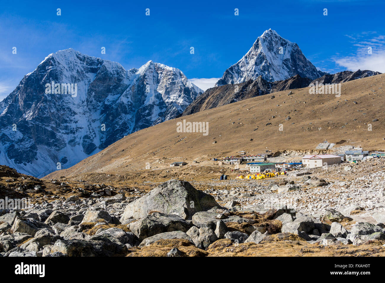Blick auf Lobuche Dorf, die Berge rund um Cho La in den Rücken, Lobuche, Solo Khumbu, Nepal Stockfoto