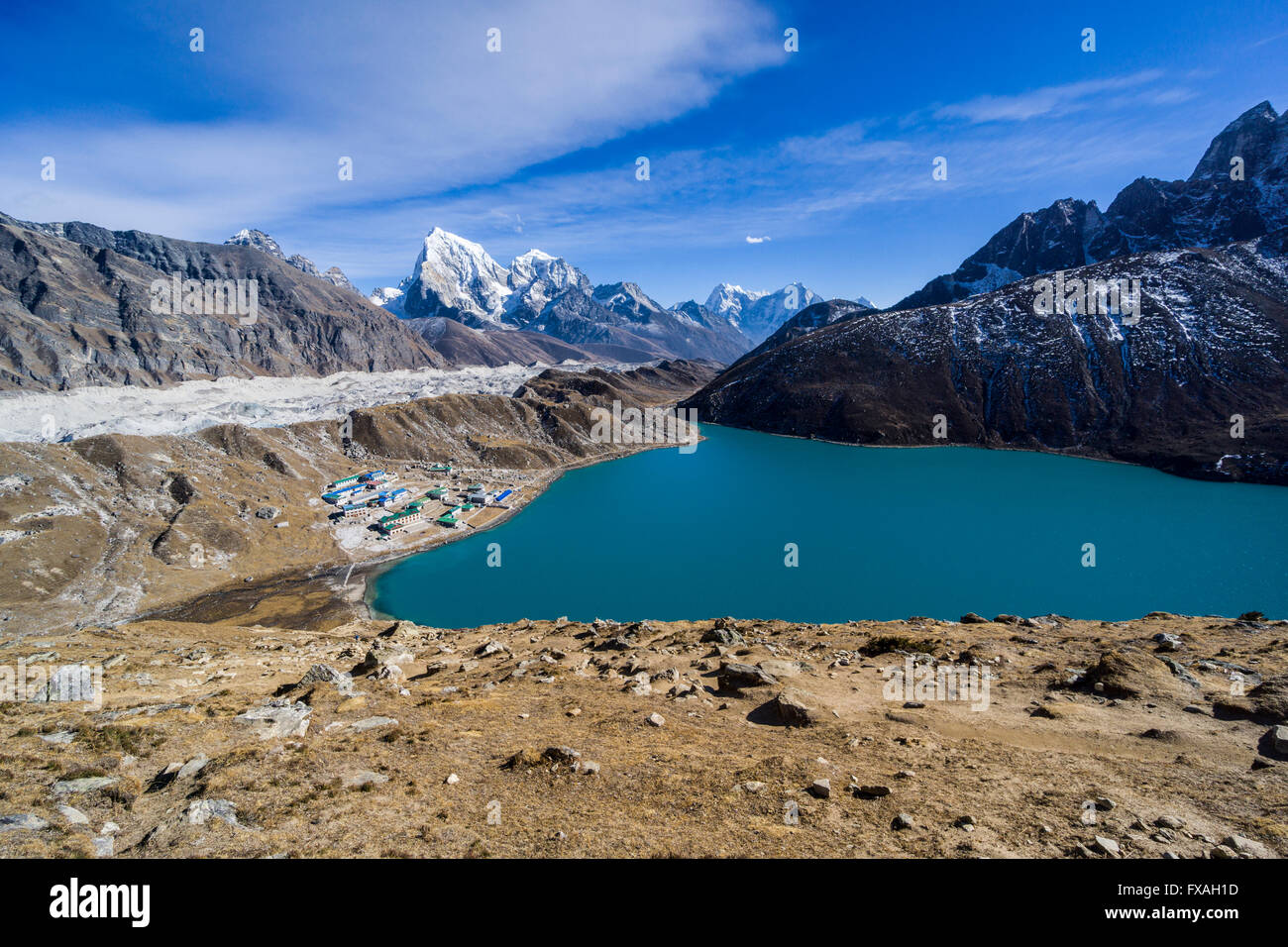 Blick auf den See und das Dorf von Gokyo vom Gokyo Ri, Ngozumba Gletscher und Schnee bedeckt die Berge in der Ferne, Gokyo Stockfoto