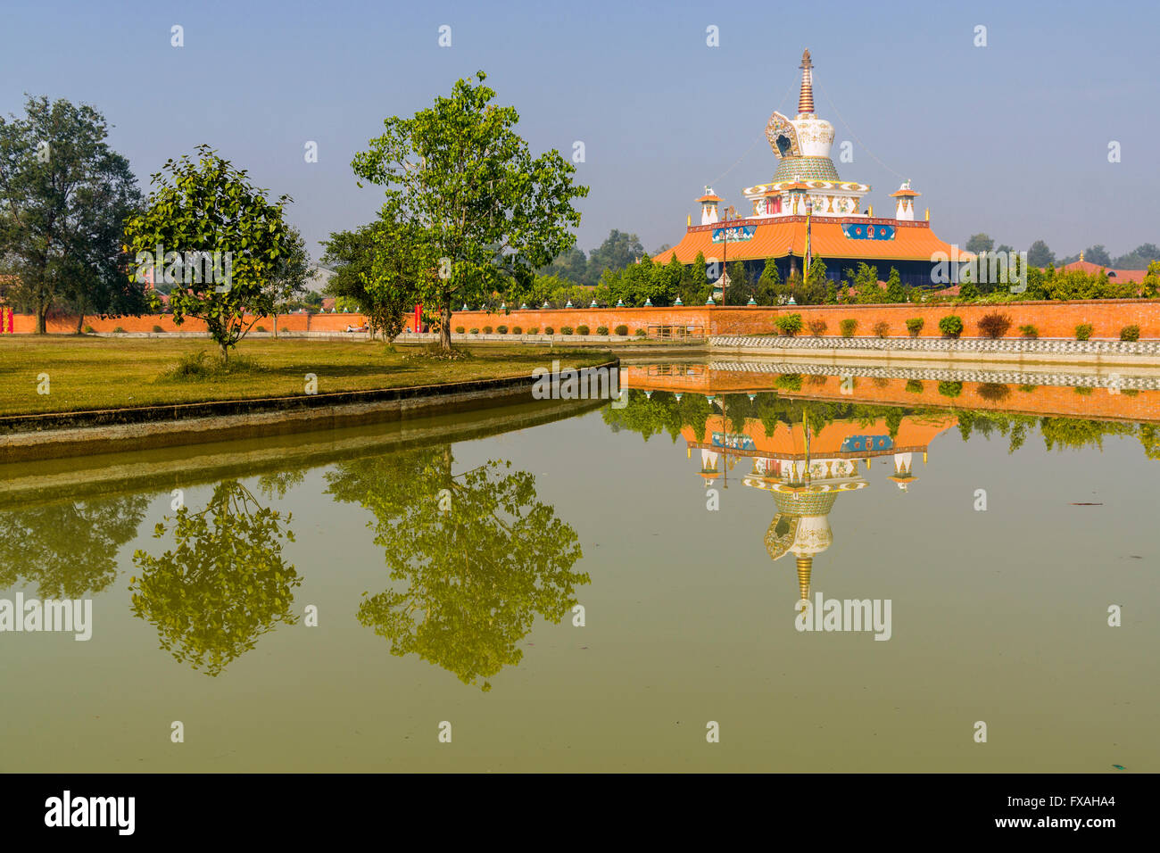 Große Drigung Kagyud Lotus Stupa, einer der vielen internationalen buddhistischen Tempel rund um den Geburtsort von Buddha Siddhartha Stockfoto